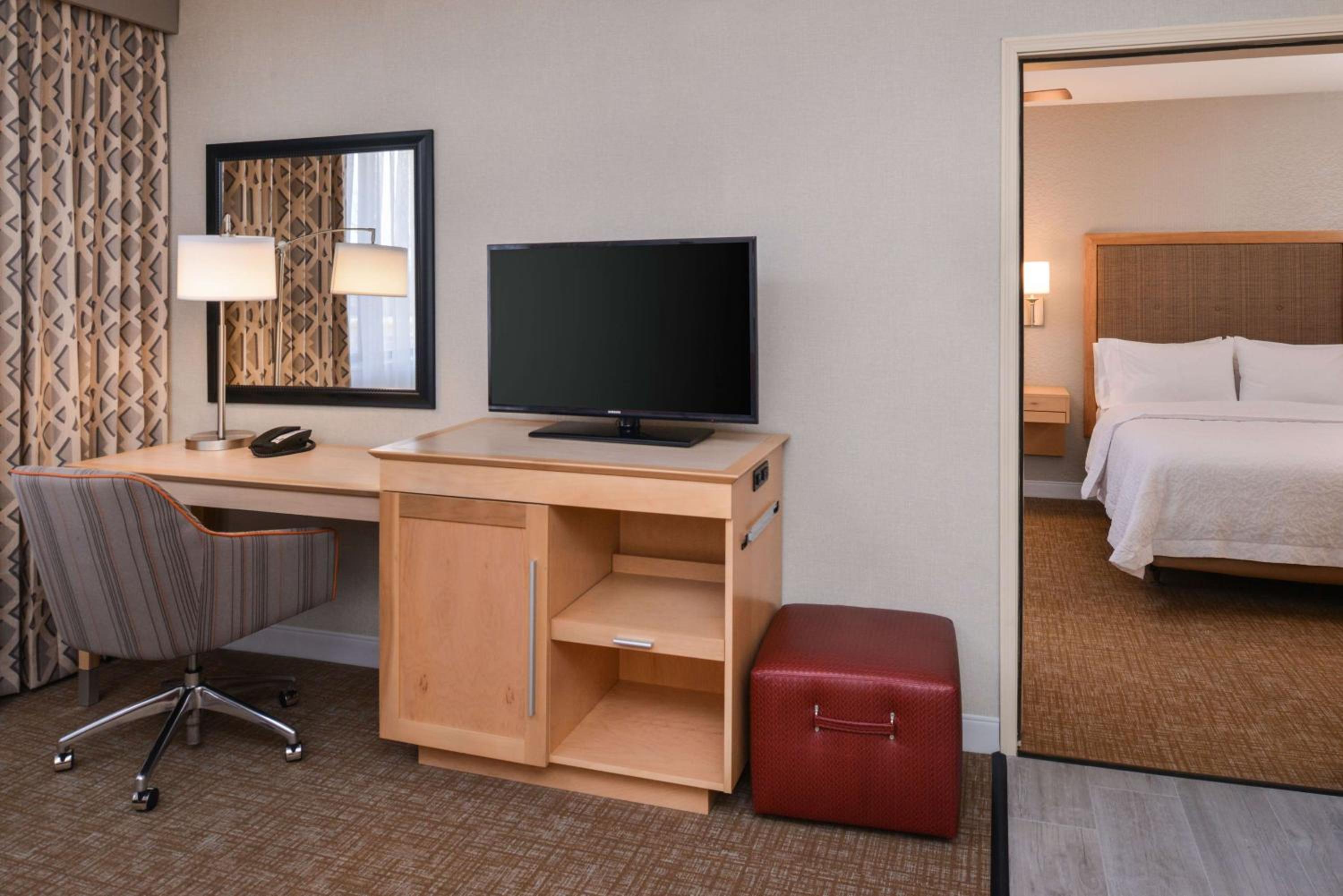 Suite with Two Queen Beds and Tub - Mobility Access/Non-Smoking - Photo 2