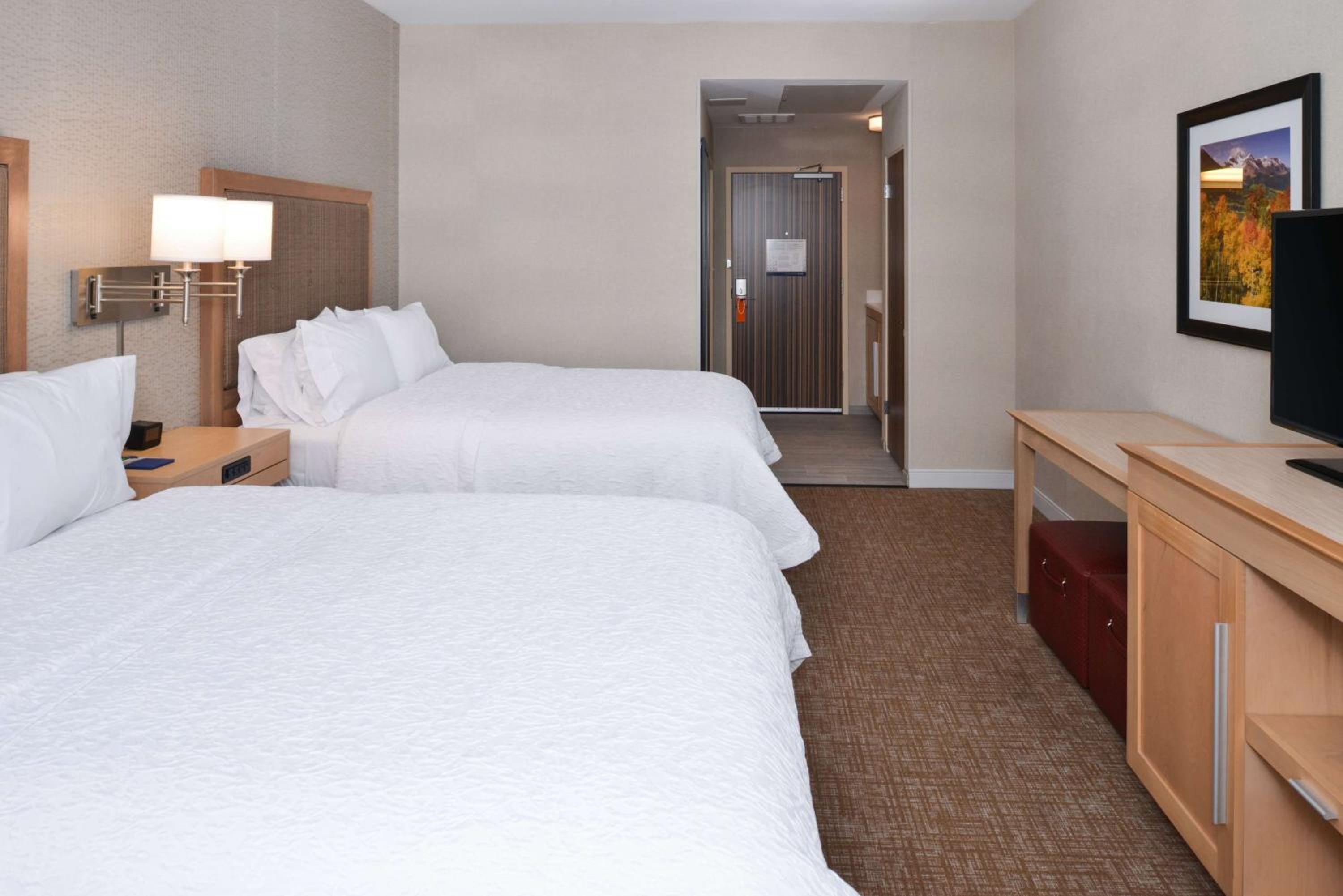 Room with Two Queen Beds - Non-Smoking - Photo 2