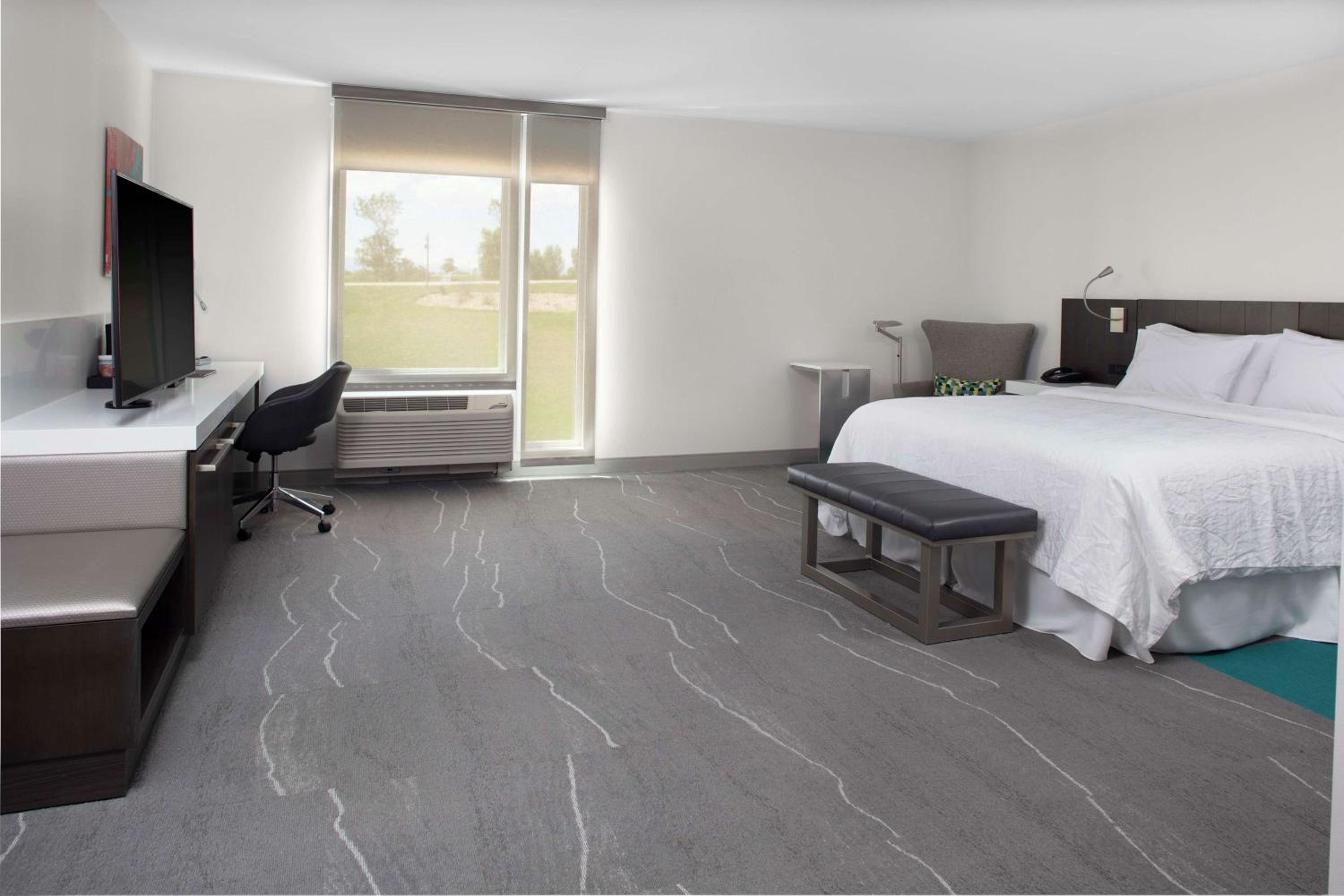 Junior King Suite with Bath Tub - Mobility Access - Photo 1