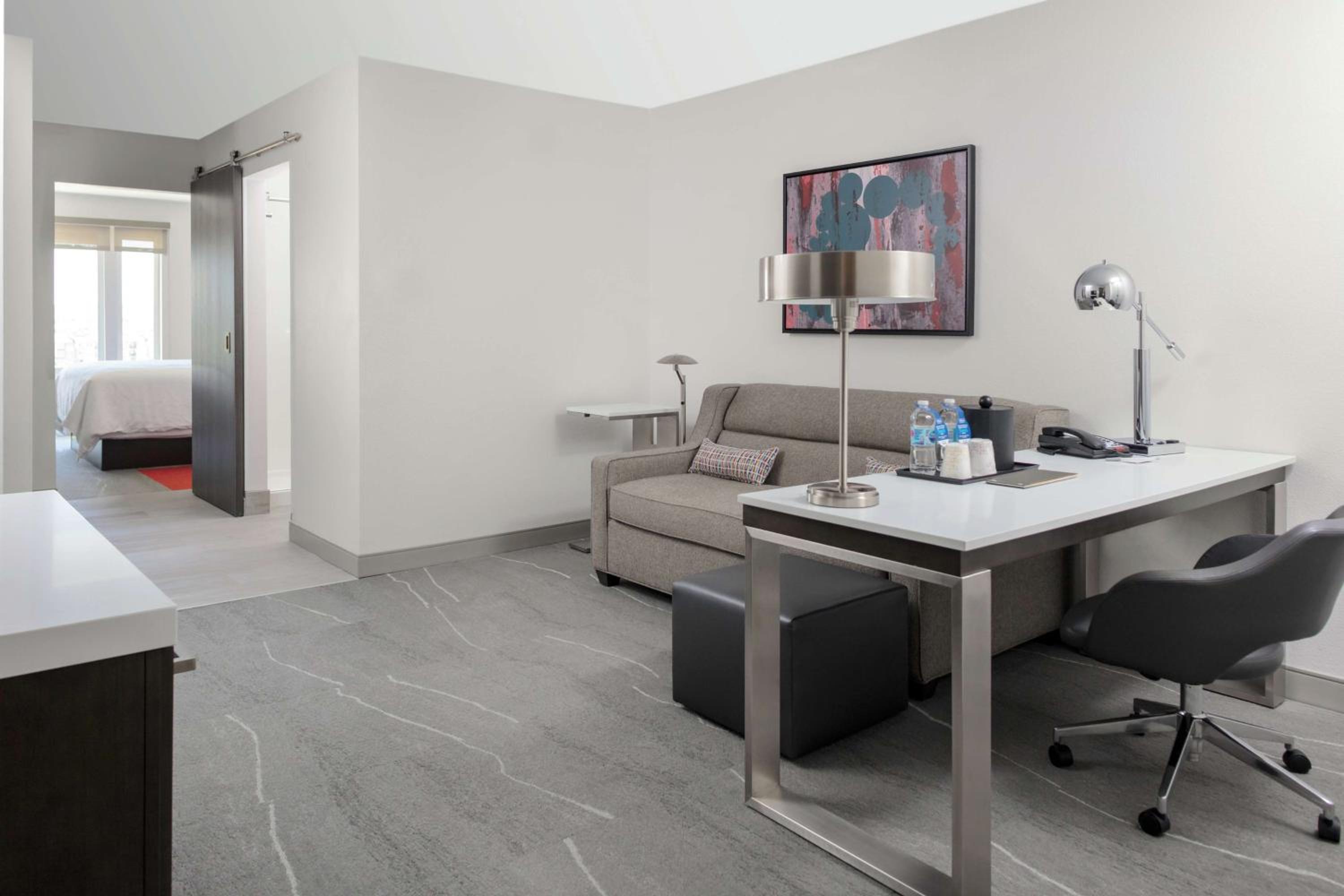 Junior King Suite with Bath Tub - Mobility Access - Photo 4