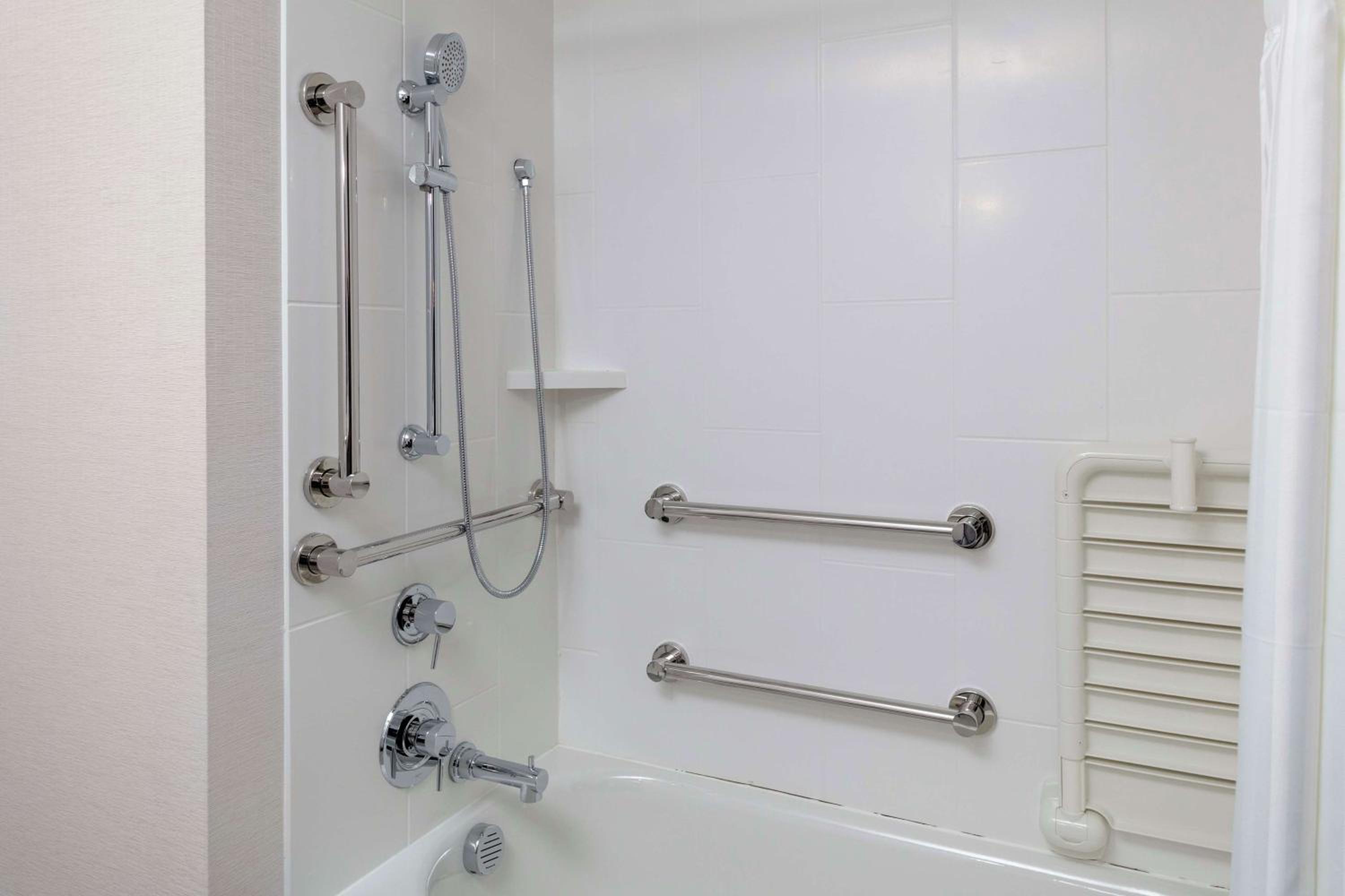 Junior King Suite with Bath Tub - Mobility Access - Photo 2