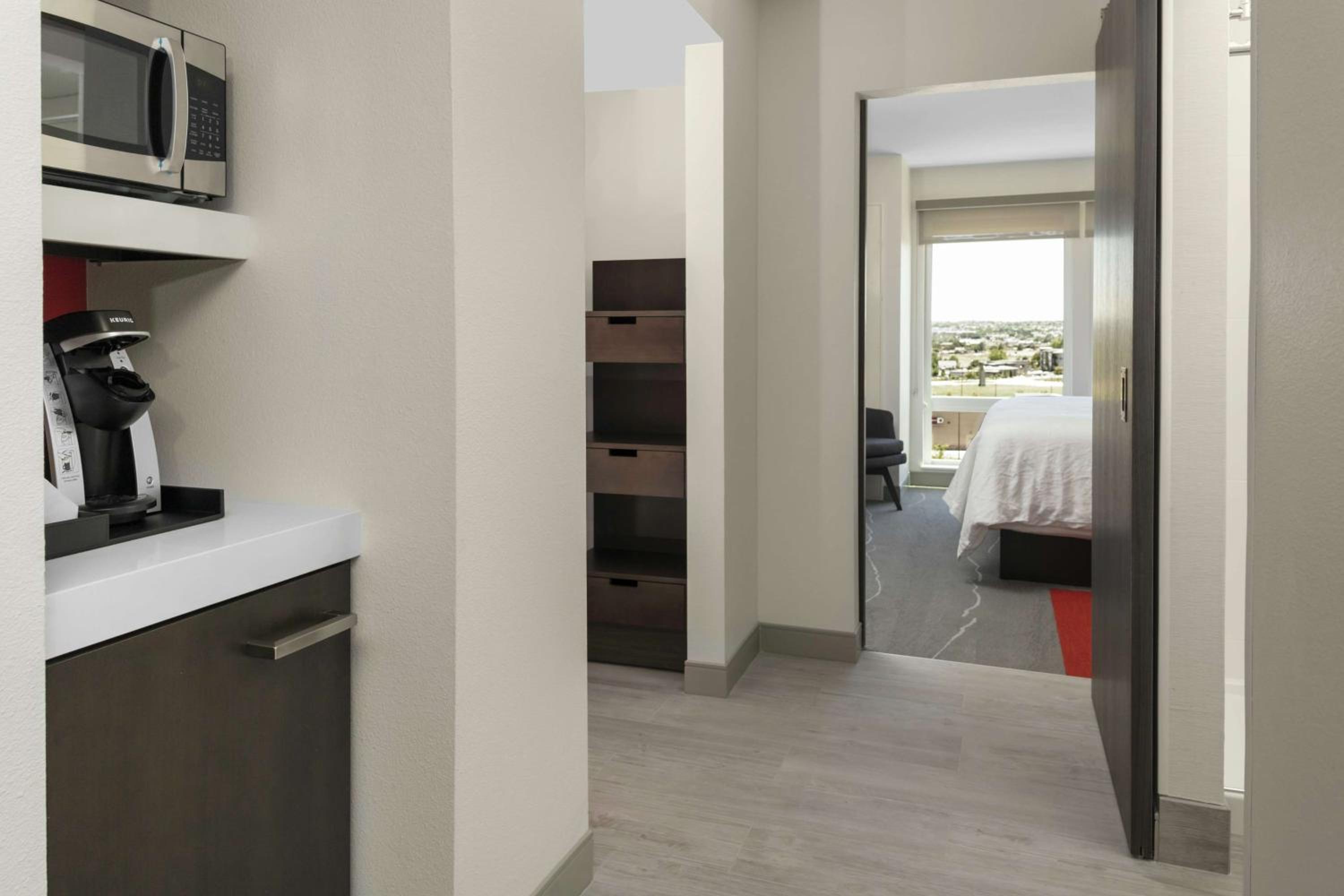 Junior King Suite with Bath Tub - Mobility Access - Photo 3