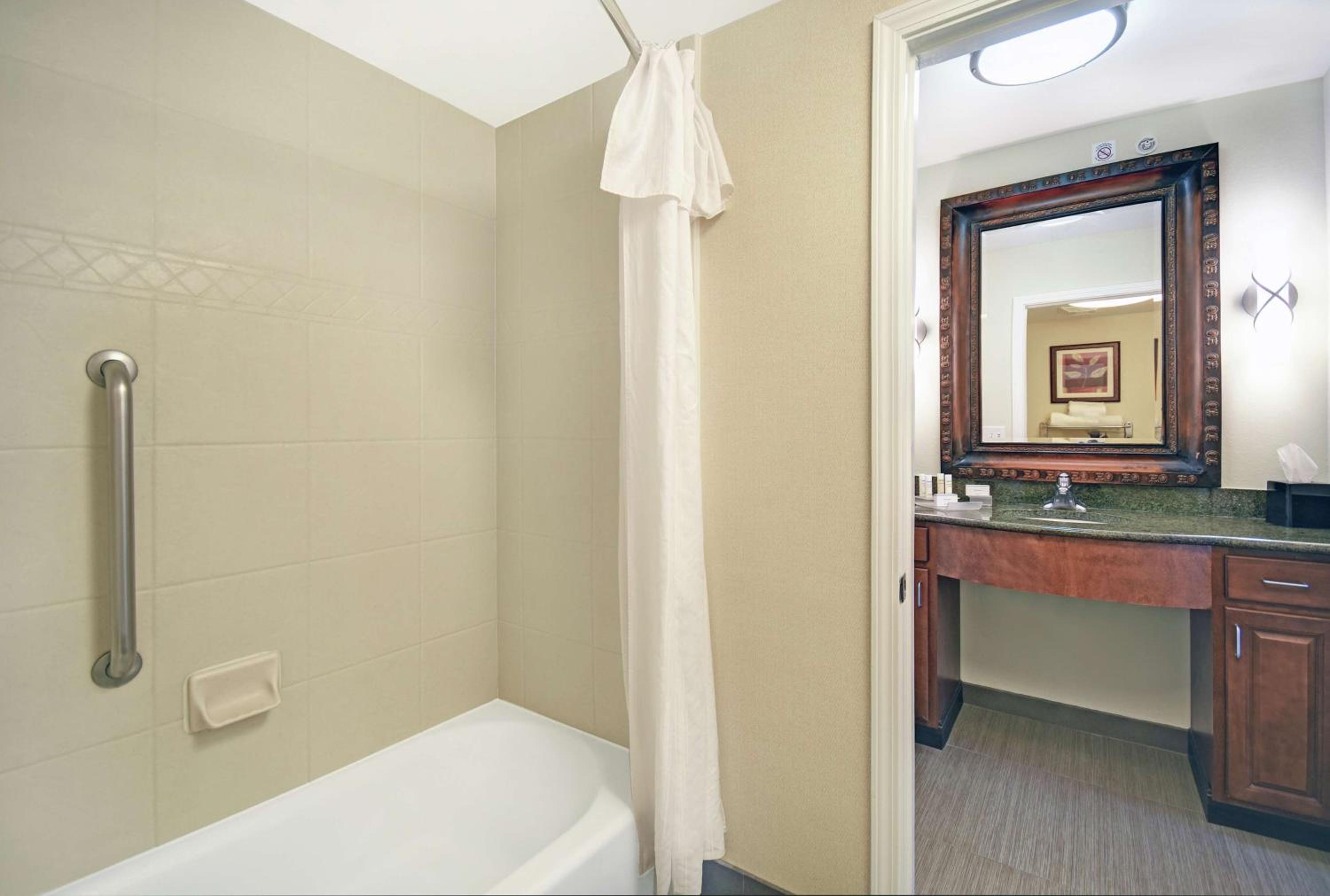 One-Bedroom King Suite - Non-Smoking - Photo 7