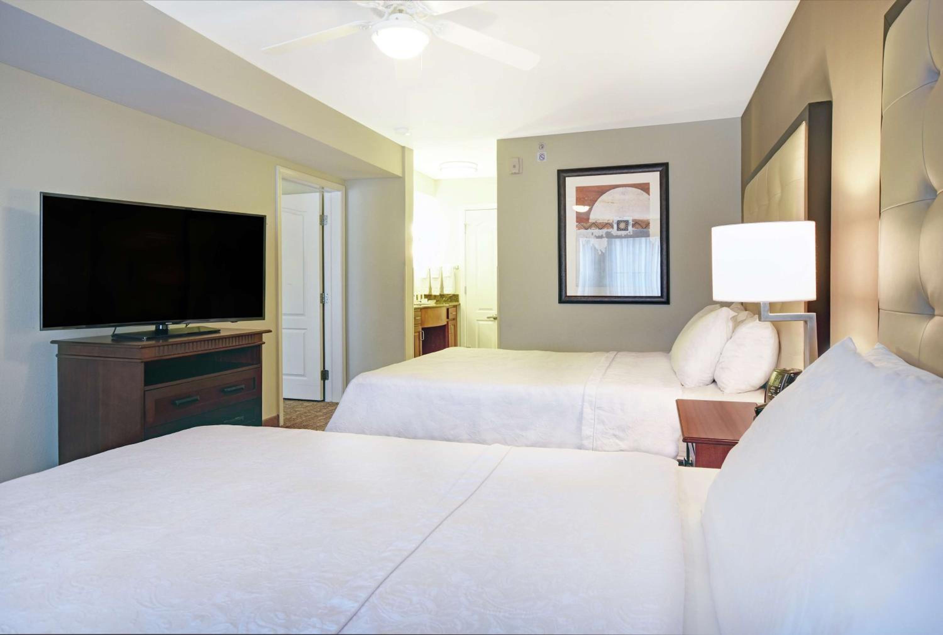 Two Bedroom Suite with One King and Two Queen Beds - Non-Smoking - Photo 4