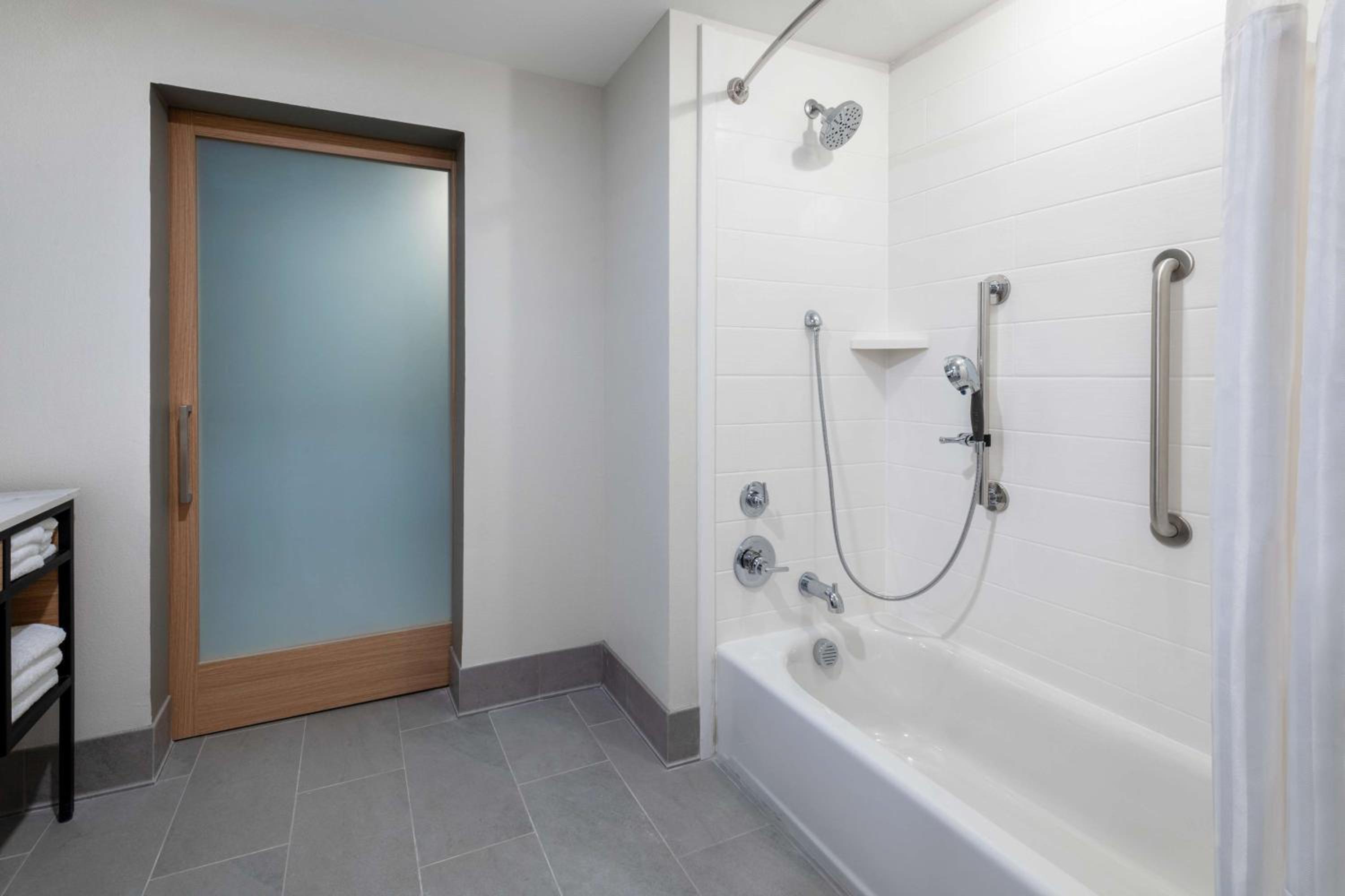 King Room with Tub - Mobility and Hearing Access - Photo 3