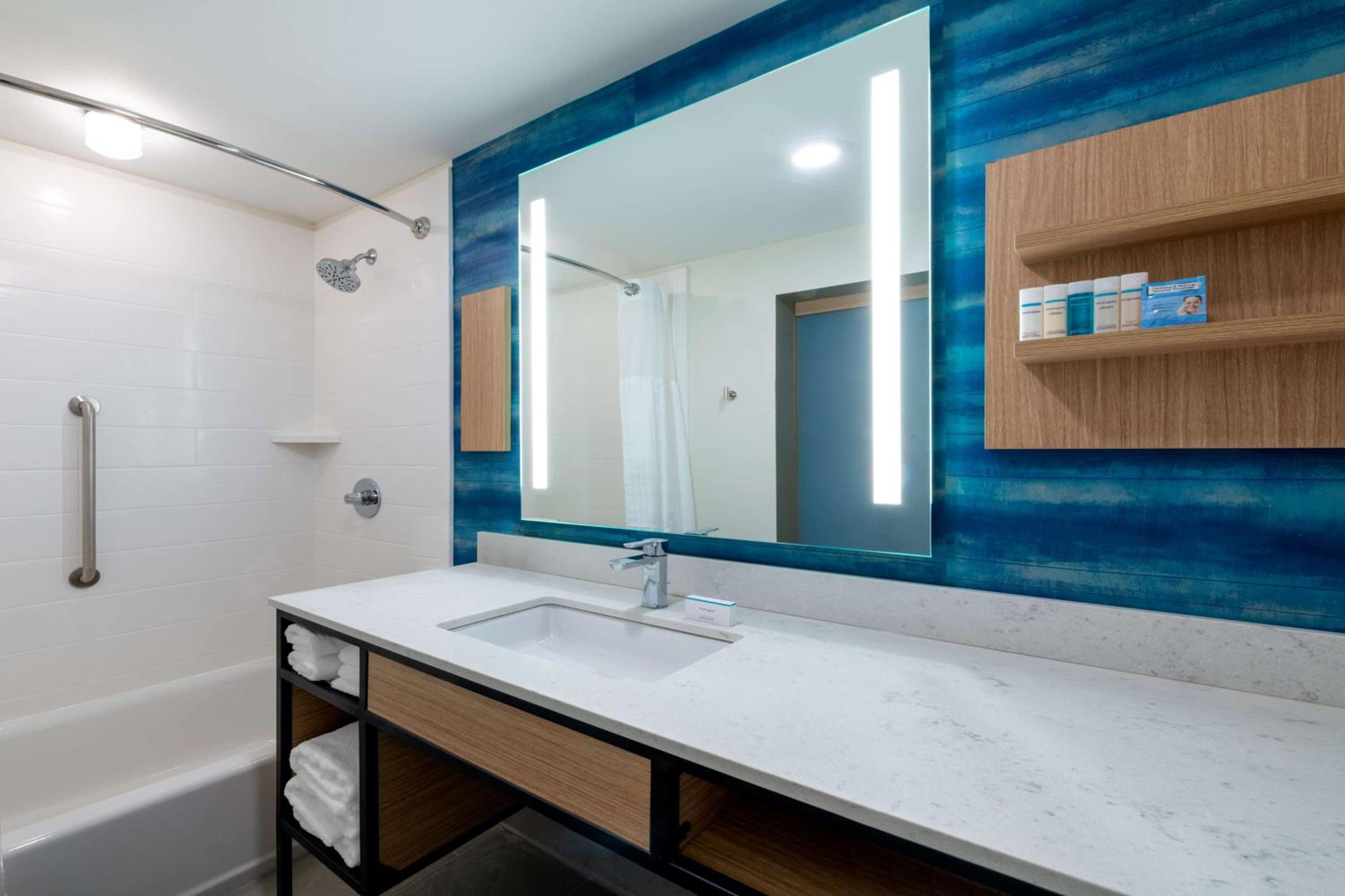King Room with Tub - Mobility and Hearing Access - Photo 2