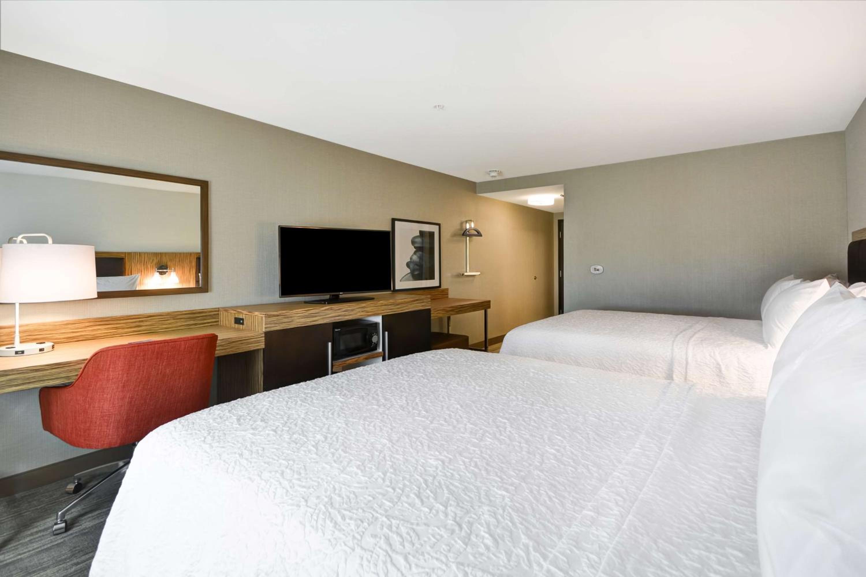 Queen Room with Two Queen Beds - Non-Smoking - Photo 3