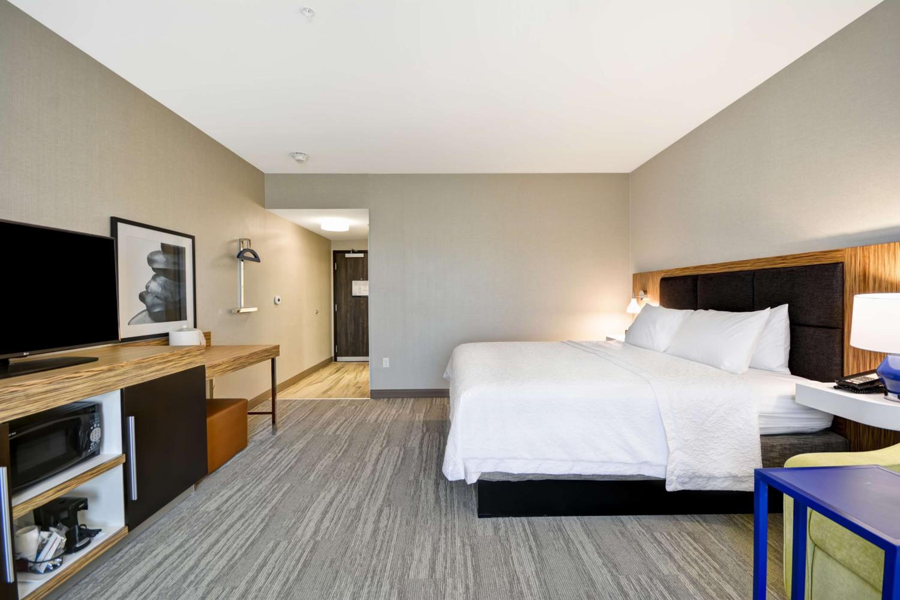 King Room with Sofa Bed - Non-Smoking - Photo 3