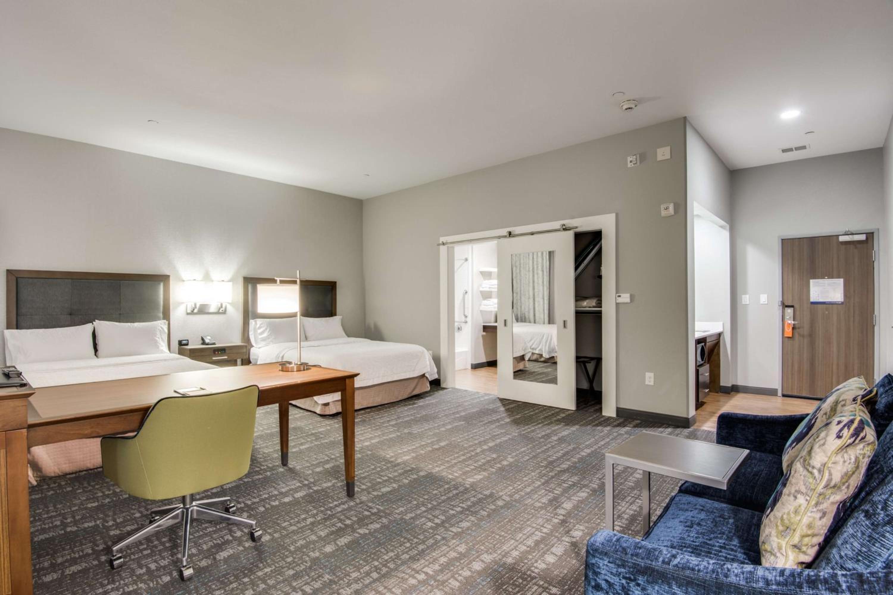 Queen Studio Suite with Two Queen Beds - Non-Smoking photo 2