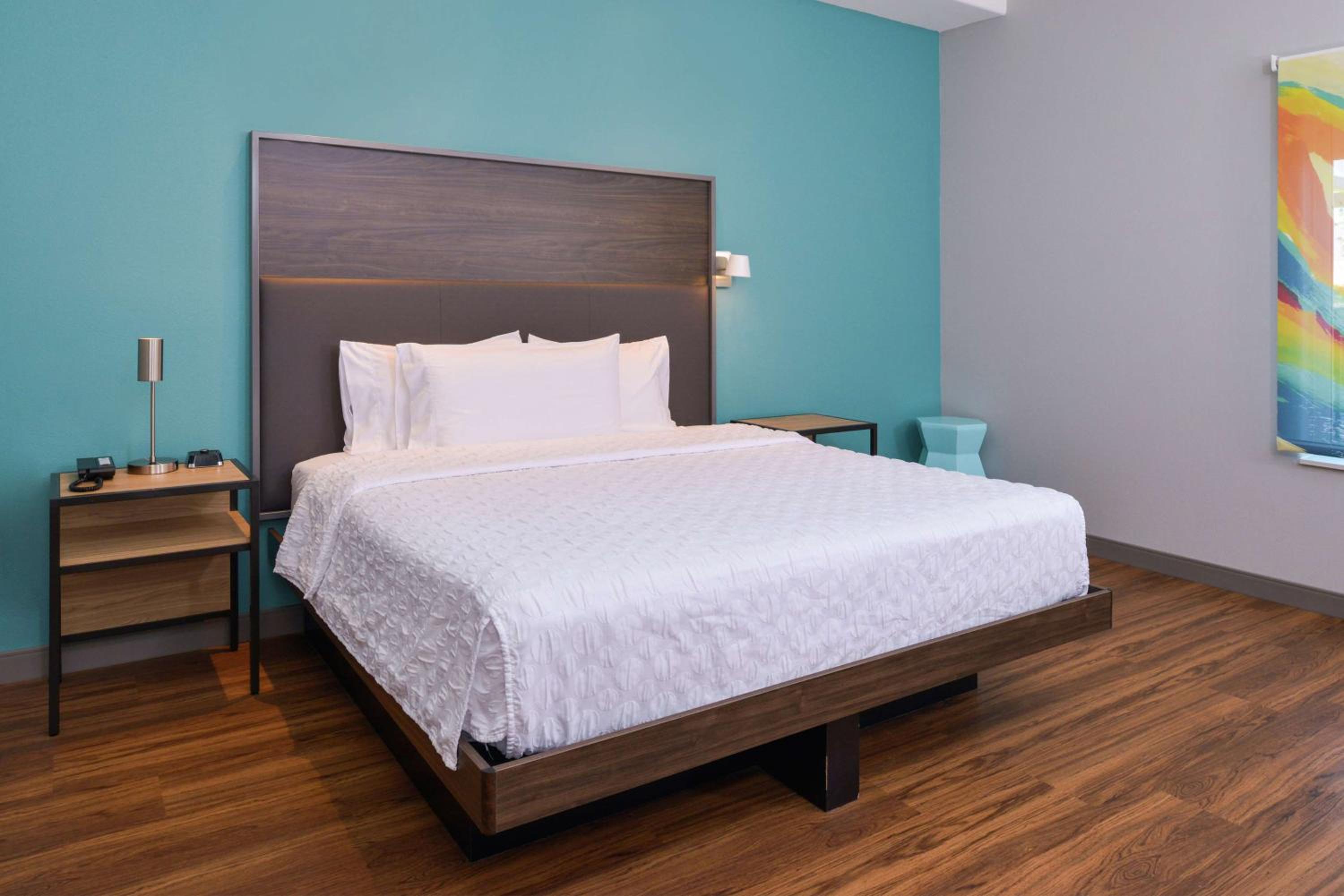King Room with Roll-In Shower - Mobility and Hearing Access - Photo 1