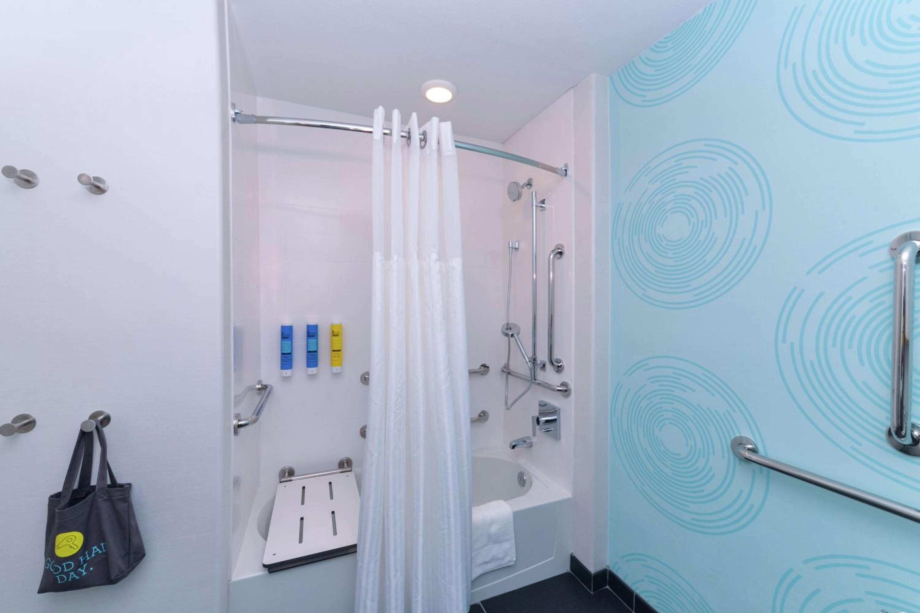 Queen Room with Two Queen Beds - Mobility Access - Photo 4