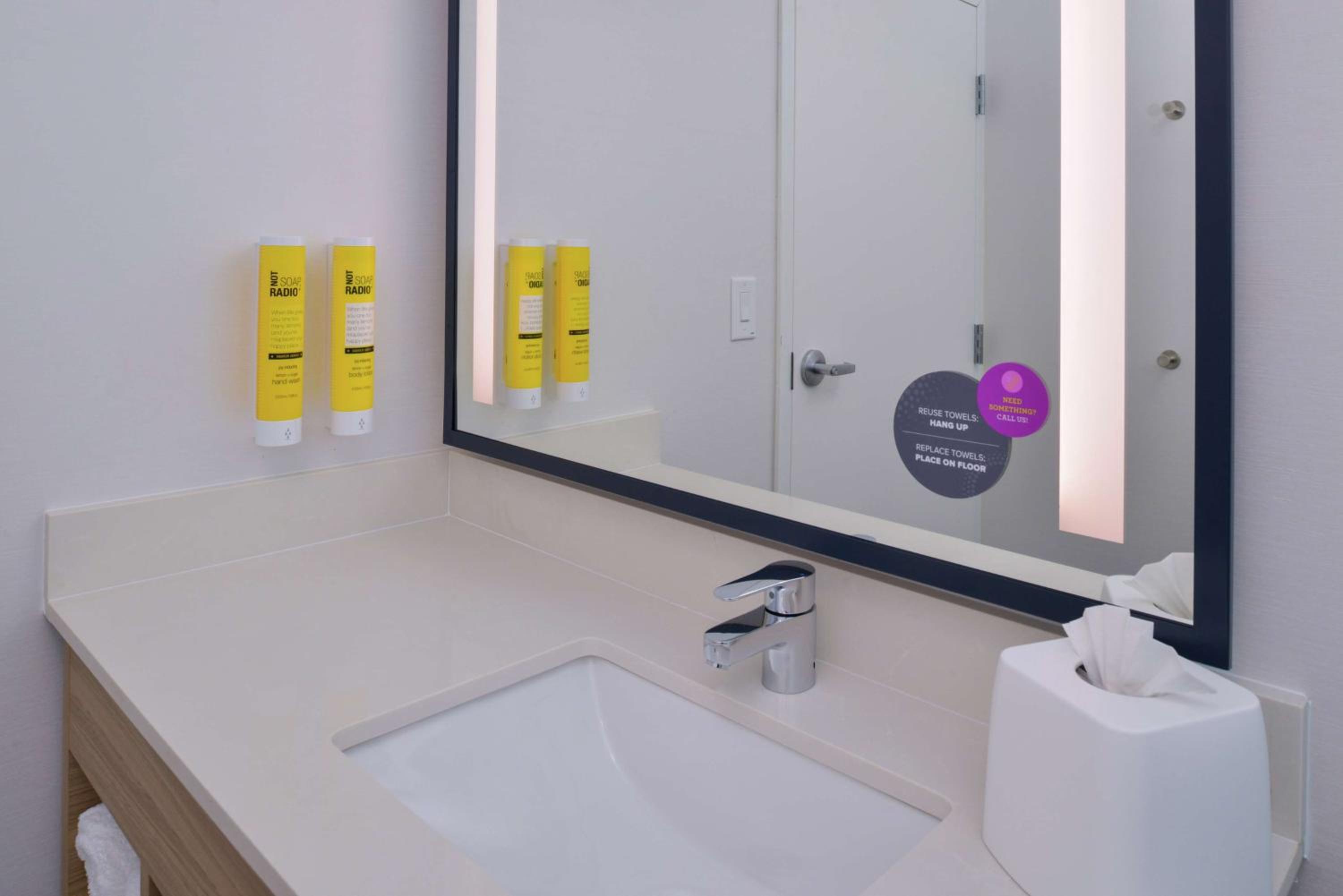 King Room with Roll-In Shower - Mobility and Hearing Access - Photo 3