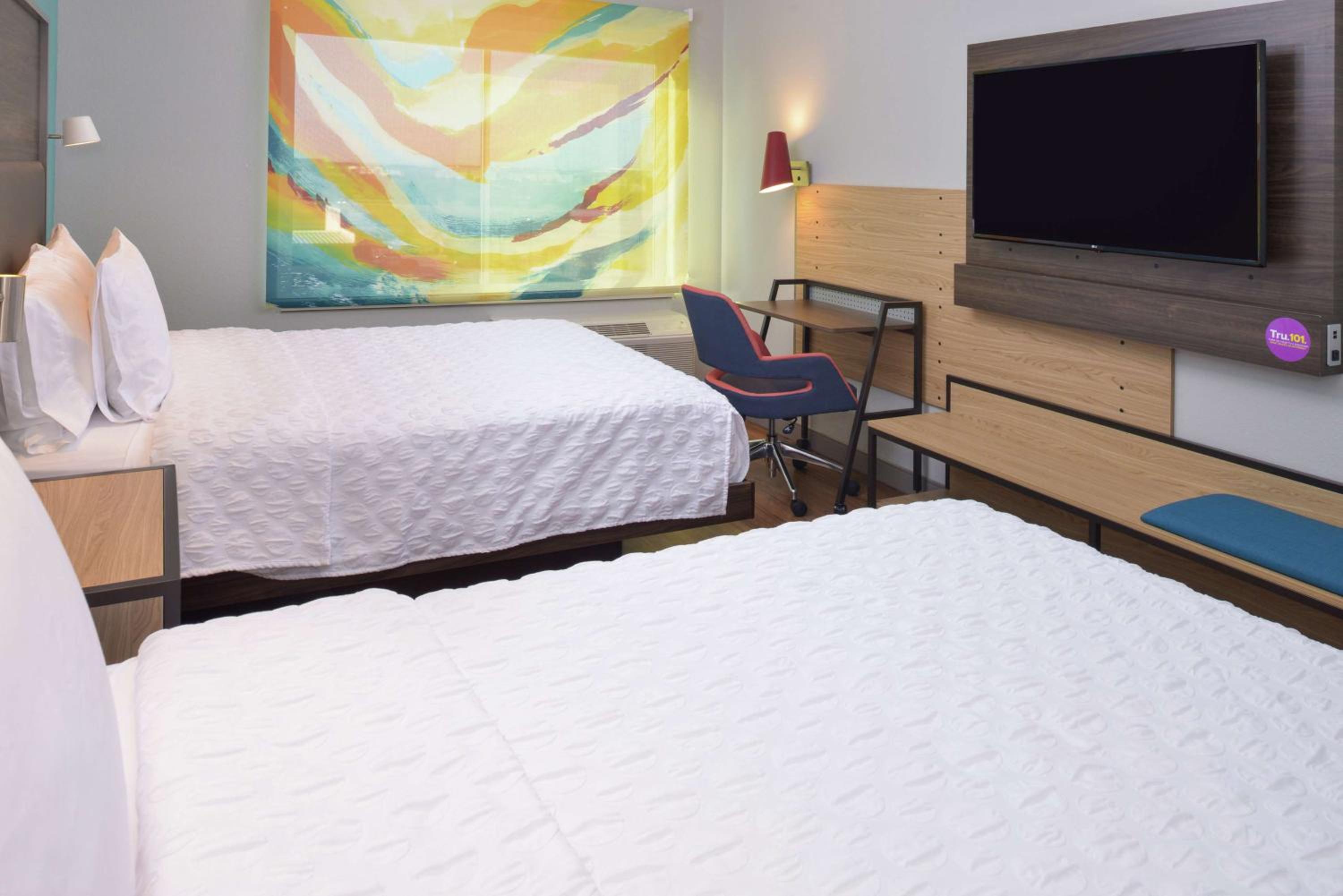 Queen Room with Two Queen Beds - Photo 2