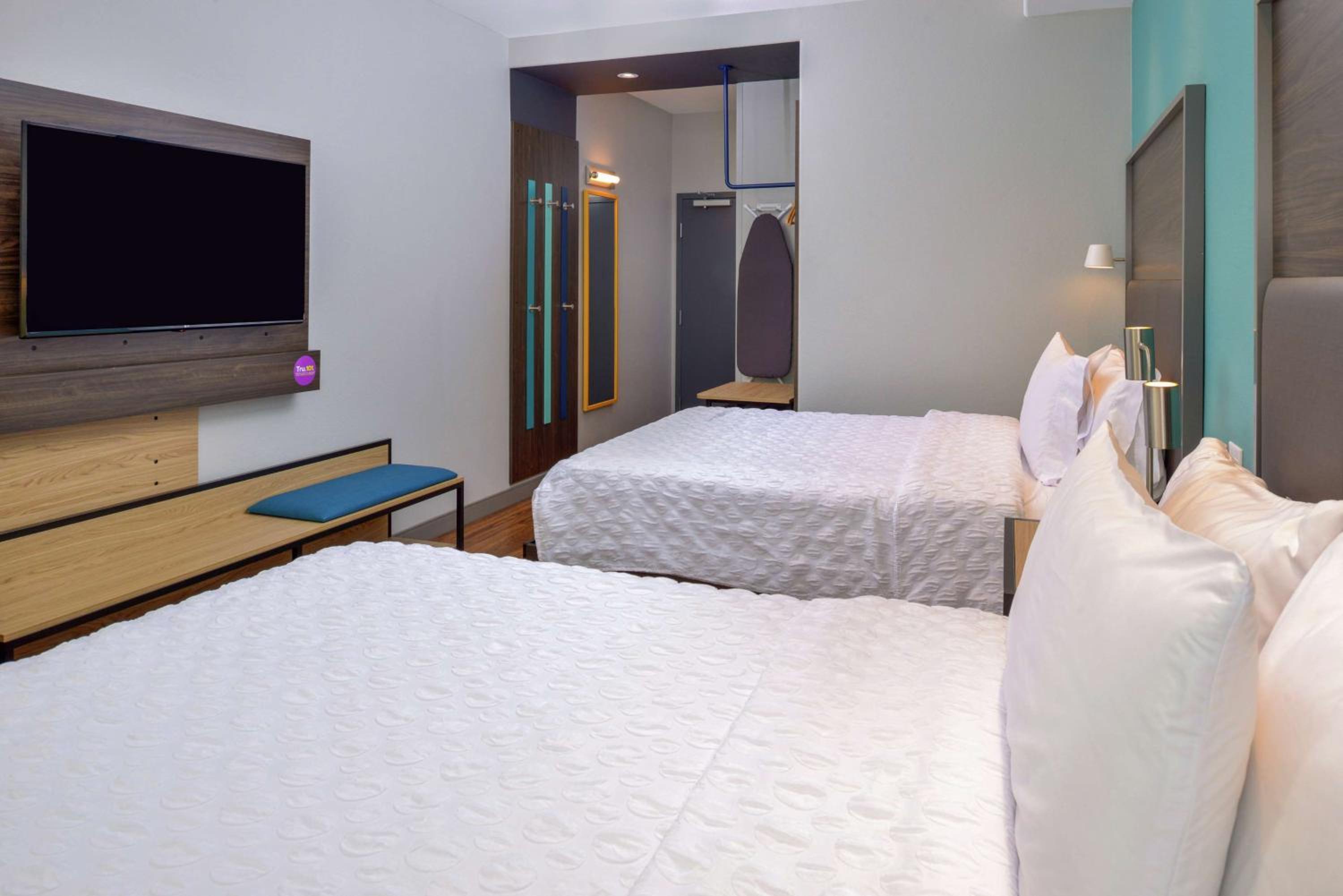 Queen Room with Two Queen Beds - Hearing Access - Photo 2