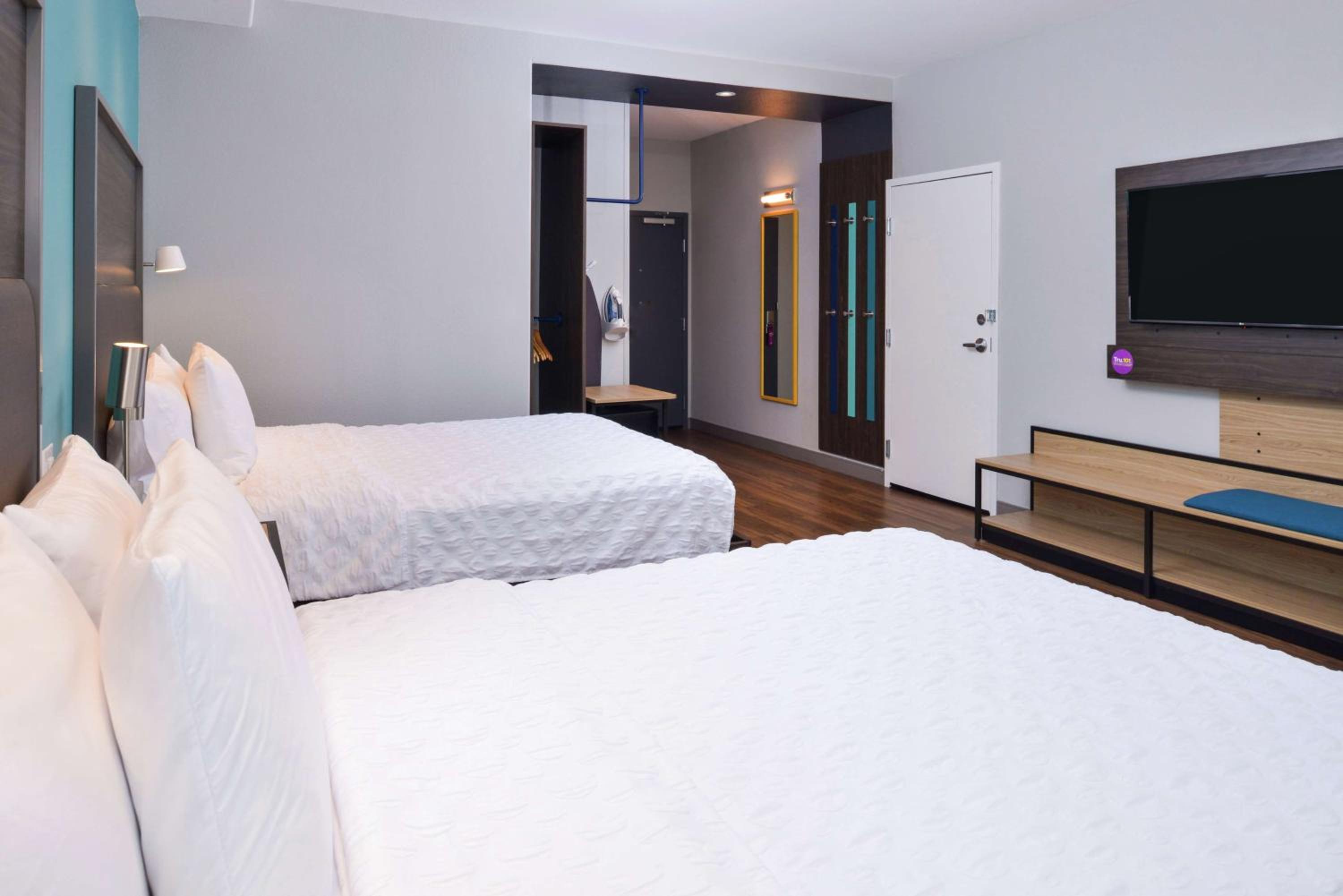 Queen Room with Two Queen Beds - Mobility Access - Photo 5