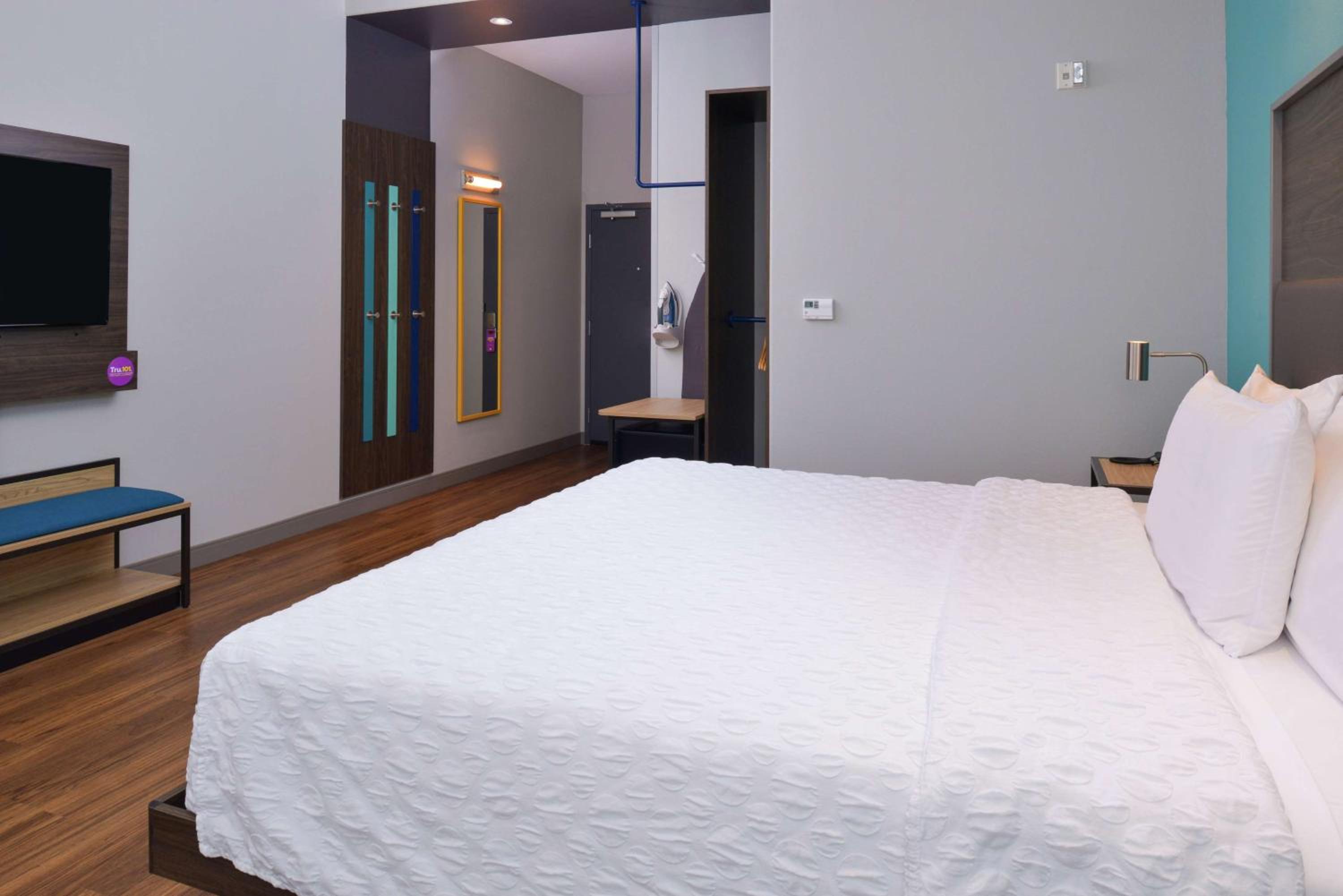 King Room with Roll-In Shower - Mobility and Hearing Access - Photo 4