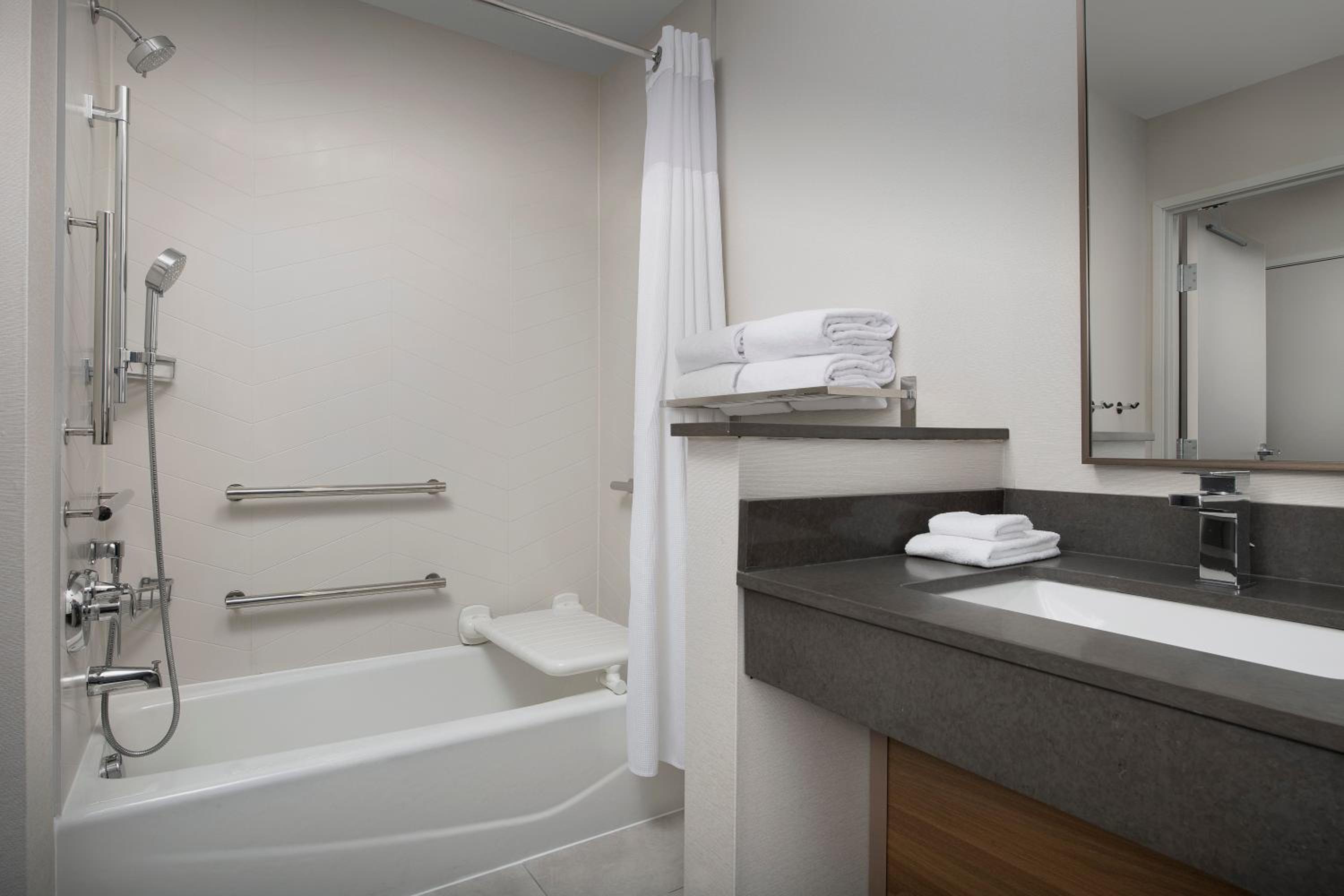 King Room with Bathtub - Mobility Access photo 1