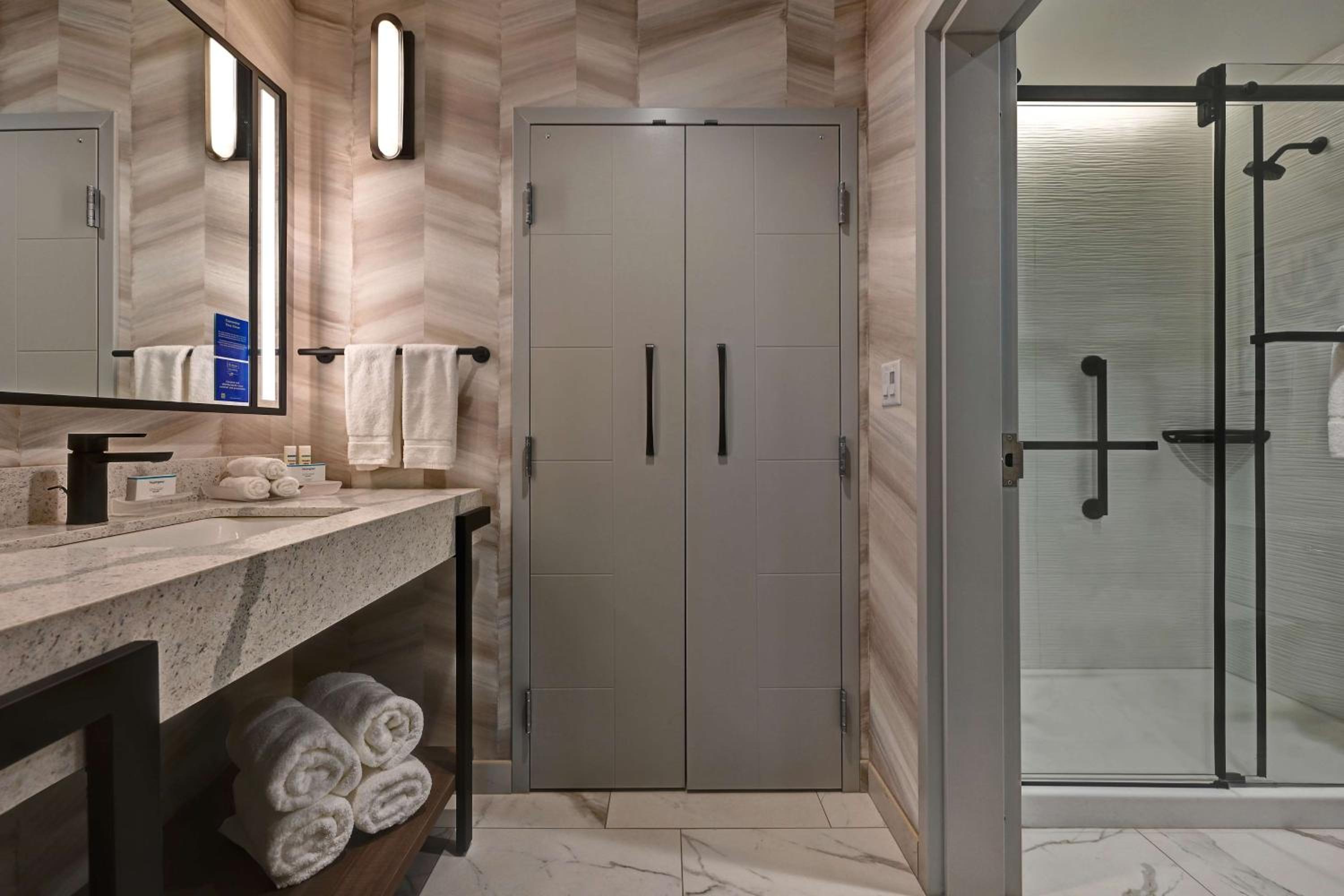 One-Bedroom King Suite - Non-Smoking - Photo 9