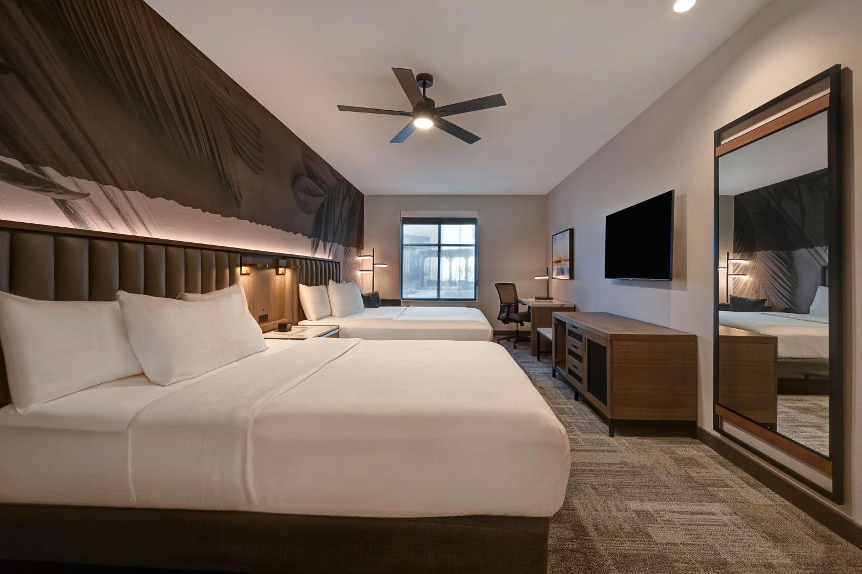 One-Bedroom Queen Suite with Two Queen Beds and Courtyard View - Non-Smoking - Photo 1