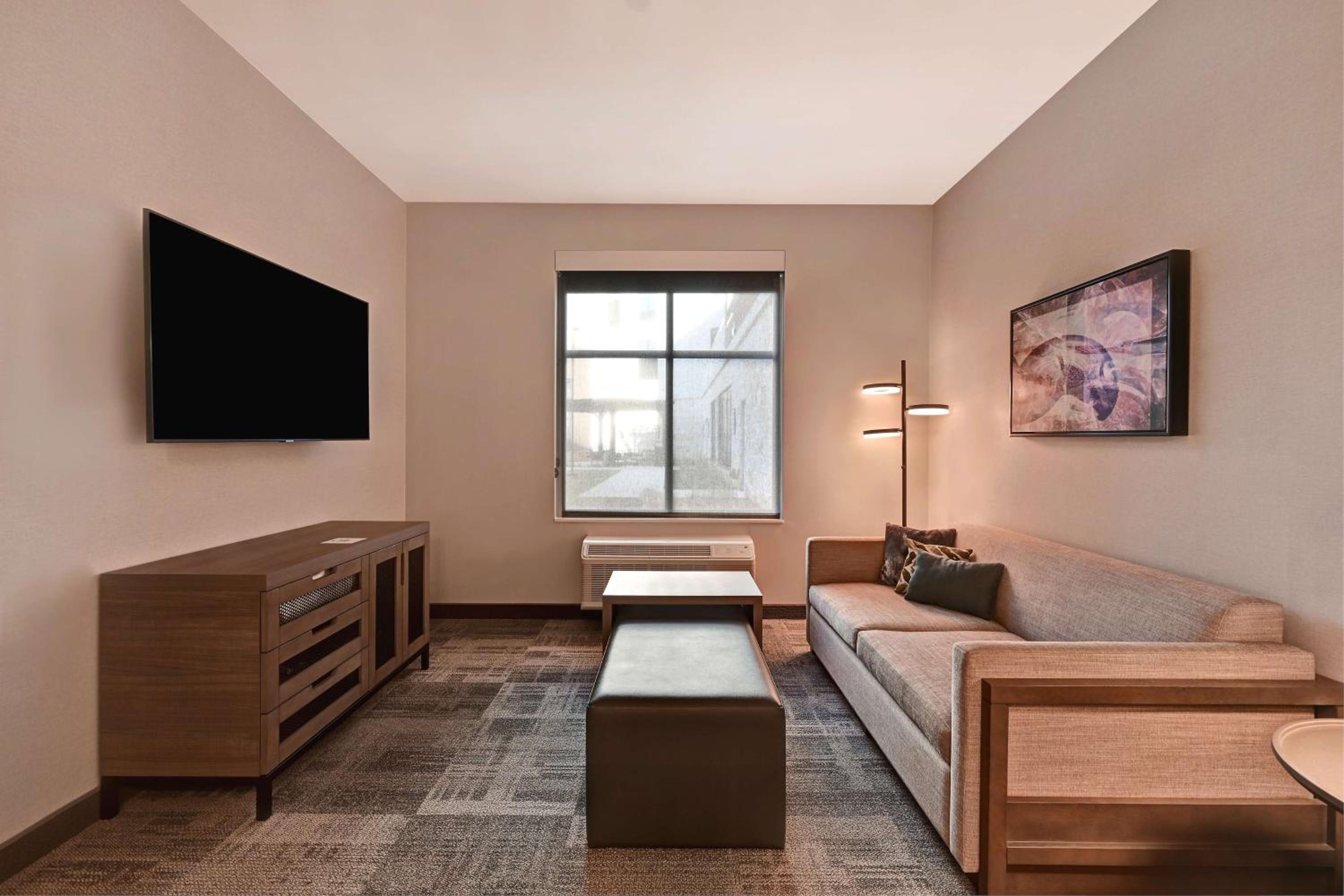 One-Bedroom Queen Suite with Two Queen Beds and Courtyard View - Non-Smoking - Photo 2