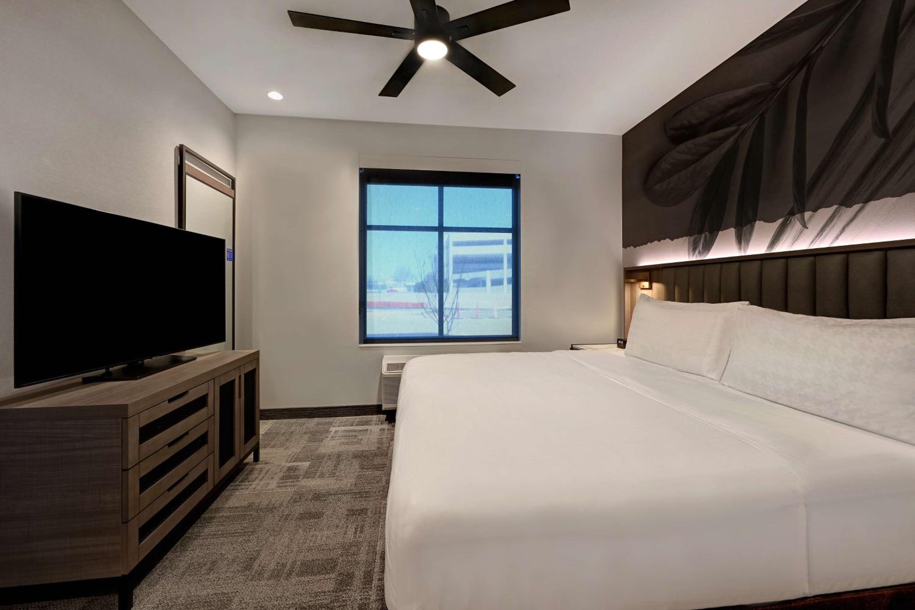 One-Bedroom King Suite - Non-Smoking - Photo 6