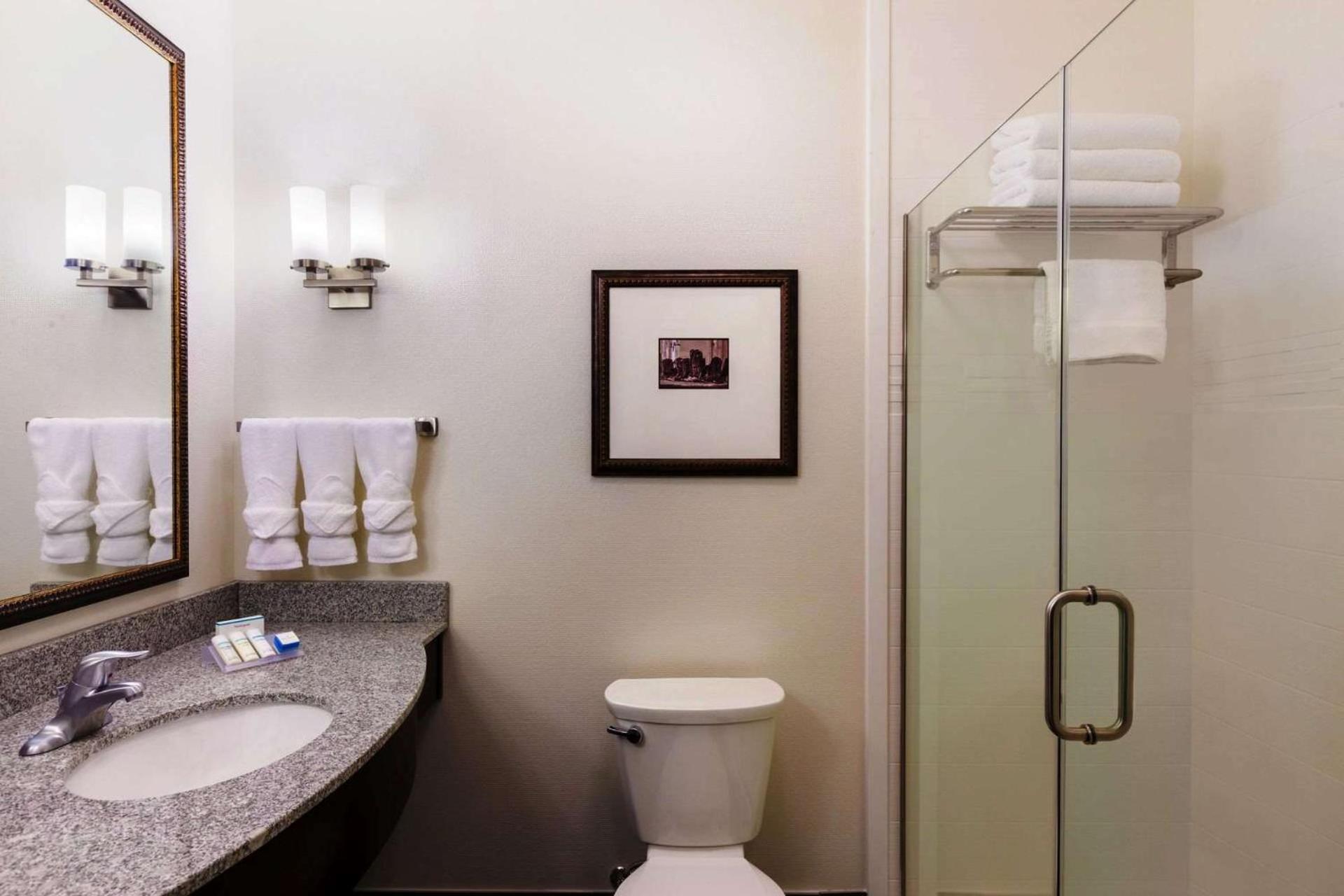 Queen Room with Two Queen Beds - Mobility Access photo 3