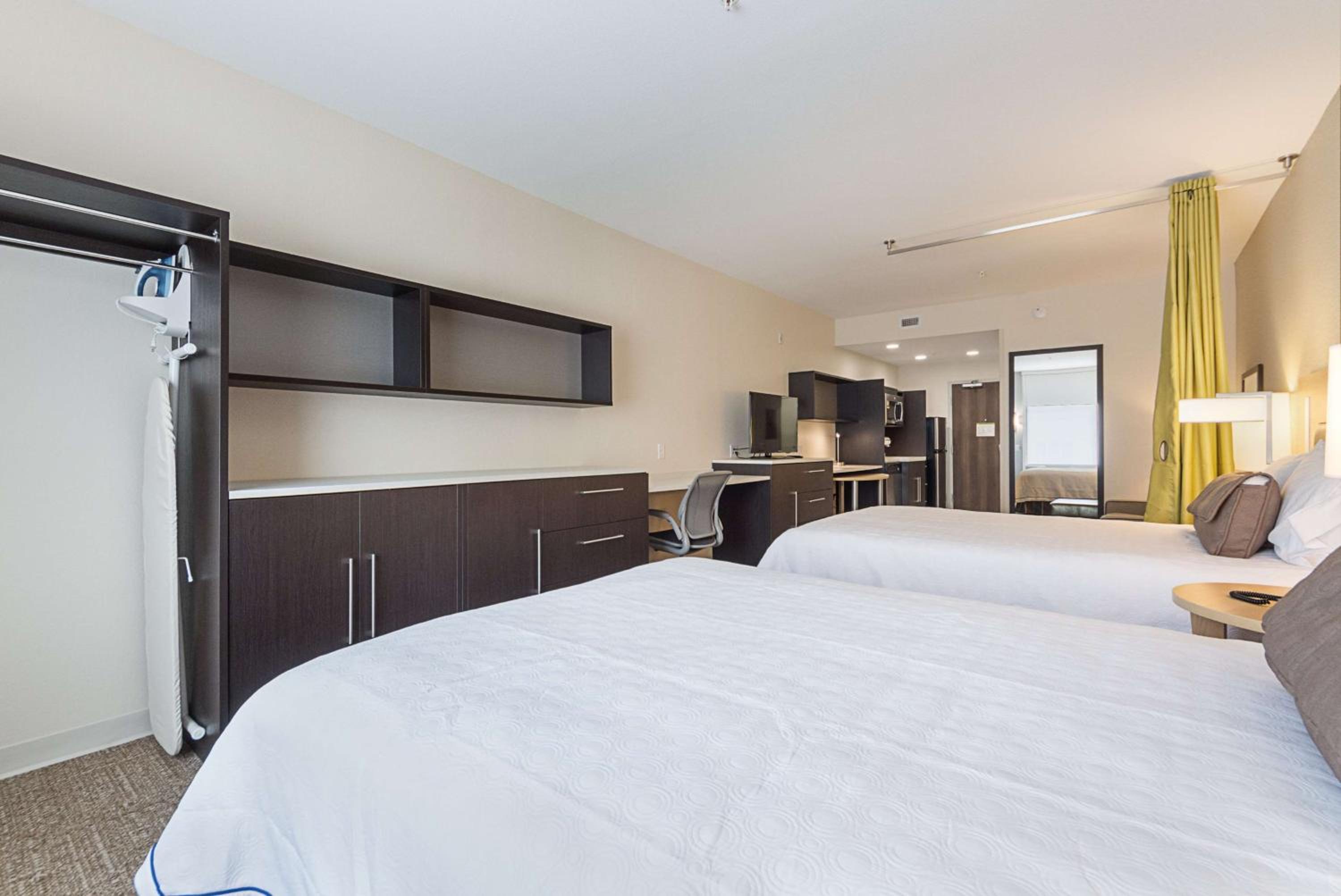 Queen Studio with Two Queen Beds - Non-Smoking photo 2
