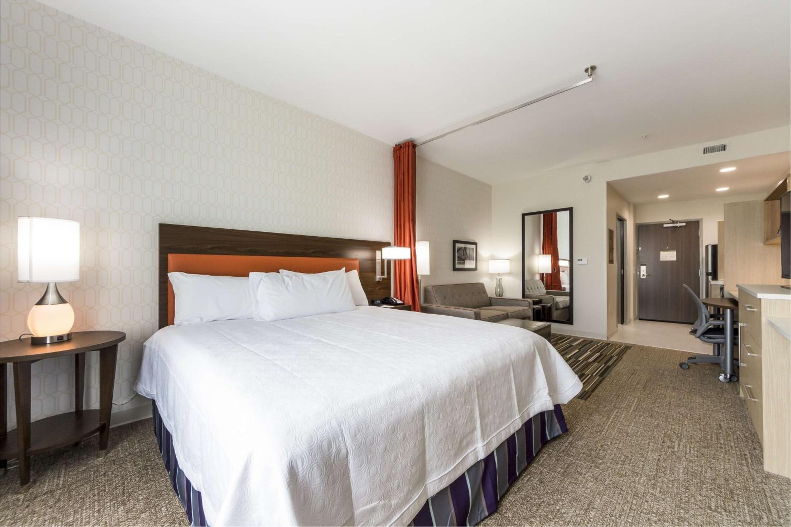 King Suite - Mobility and Hearing Access/Non-Smoking photo 3