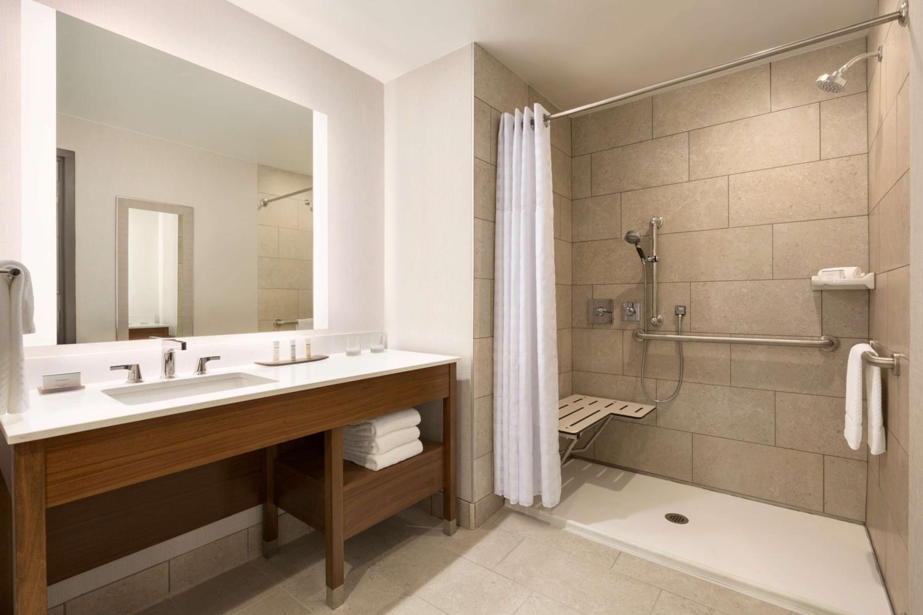 Premium Corner King Studio Suite with Roll-in Shower photo 2