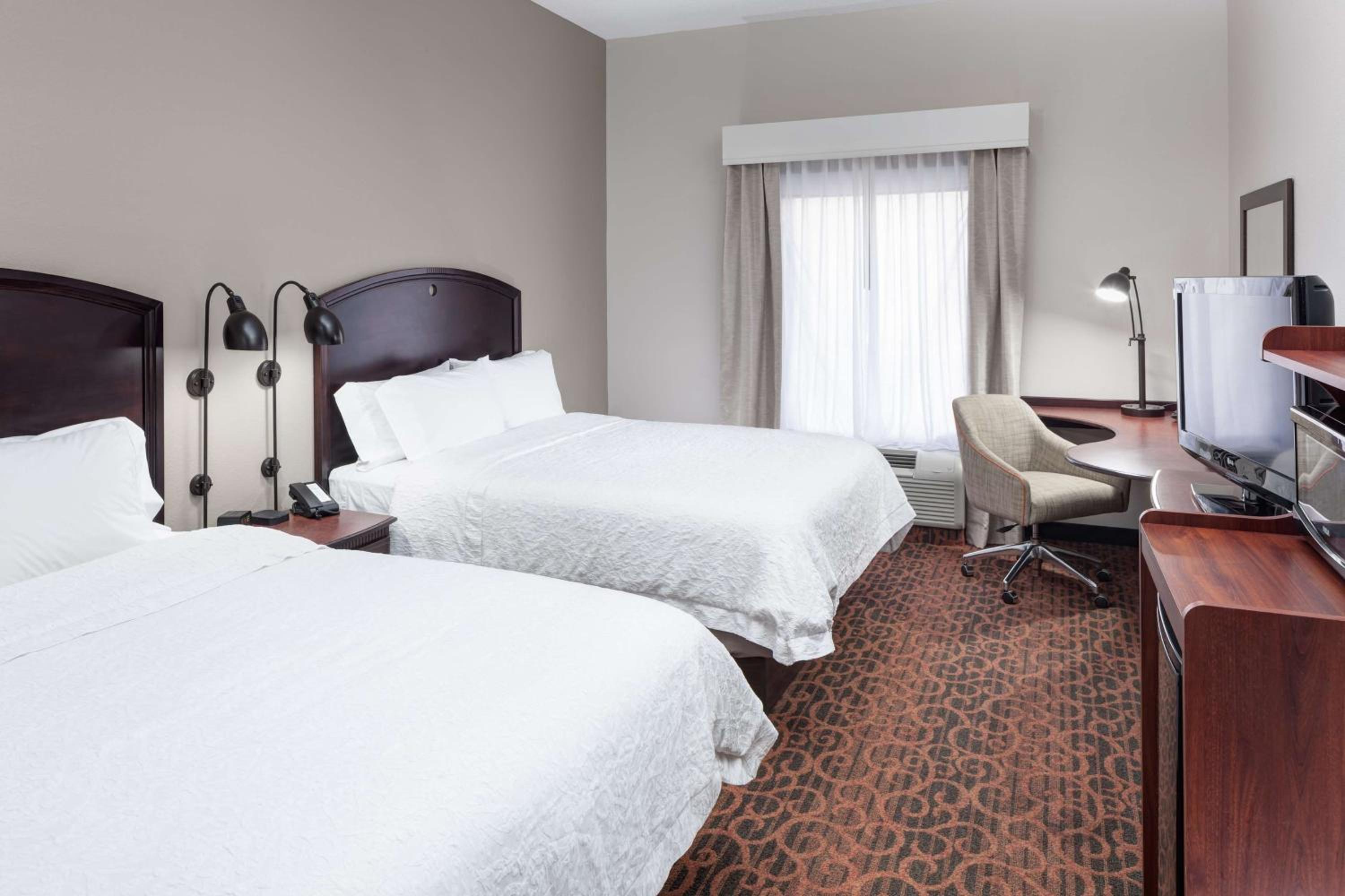 Room with Two Queen Beds - Non-Smoking - Photo 4
