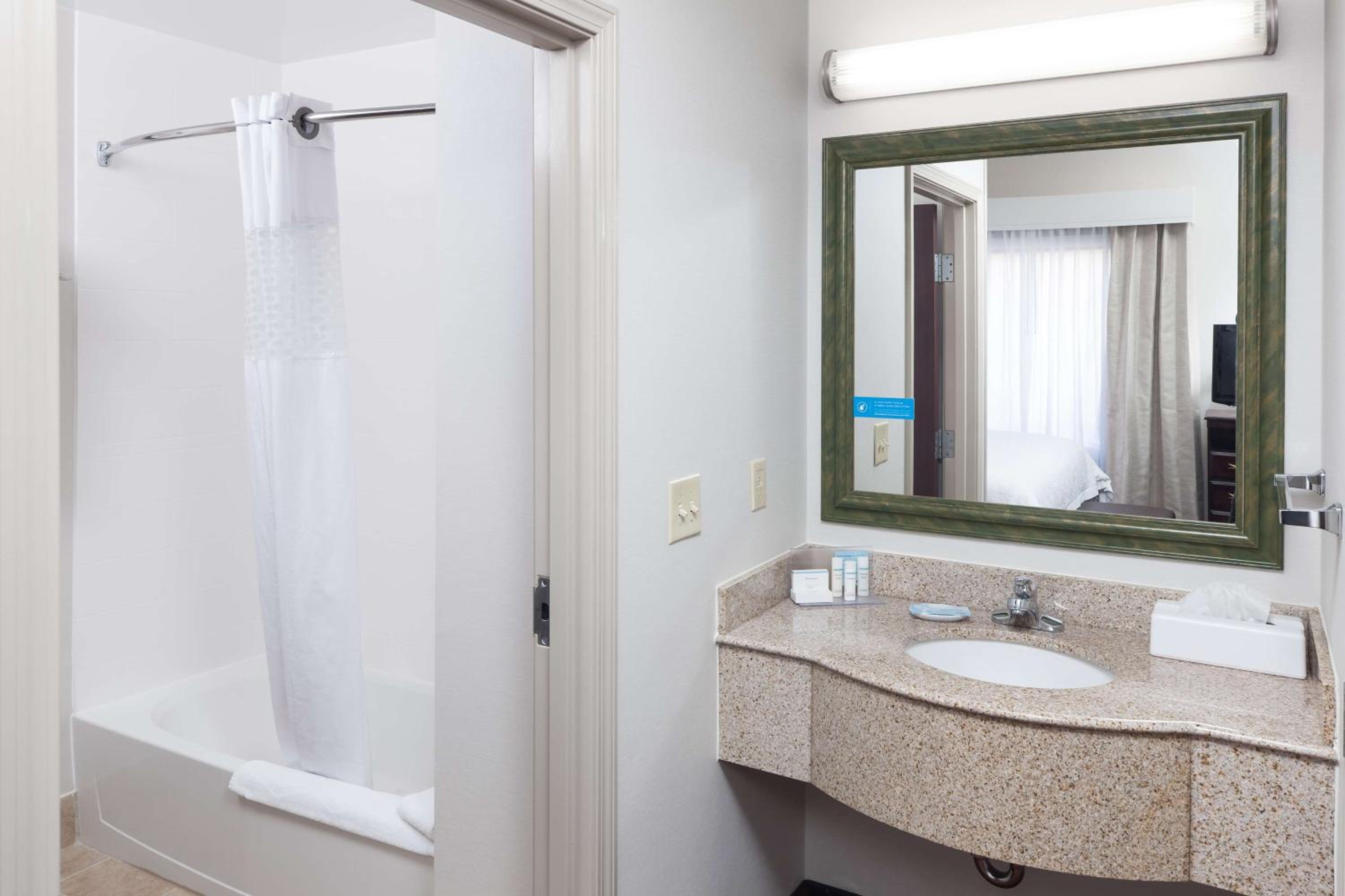 King Studio Suite with Kitchenette - Non-Smoking - Photo 3