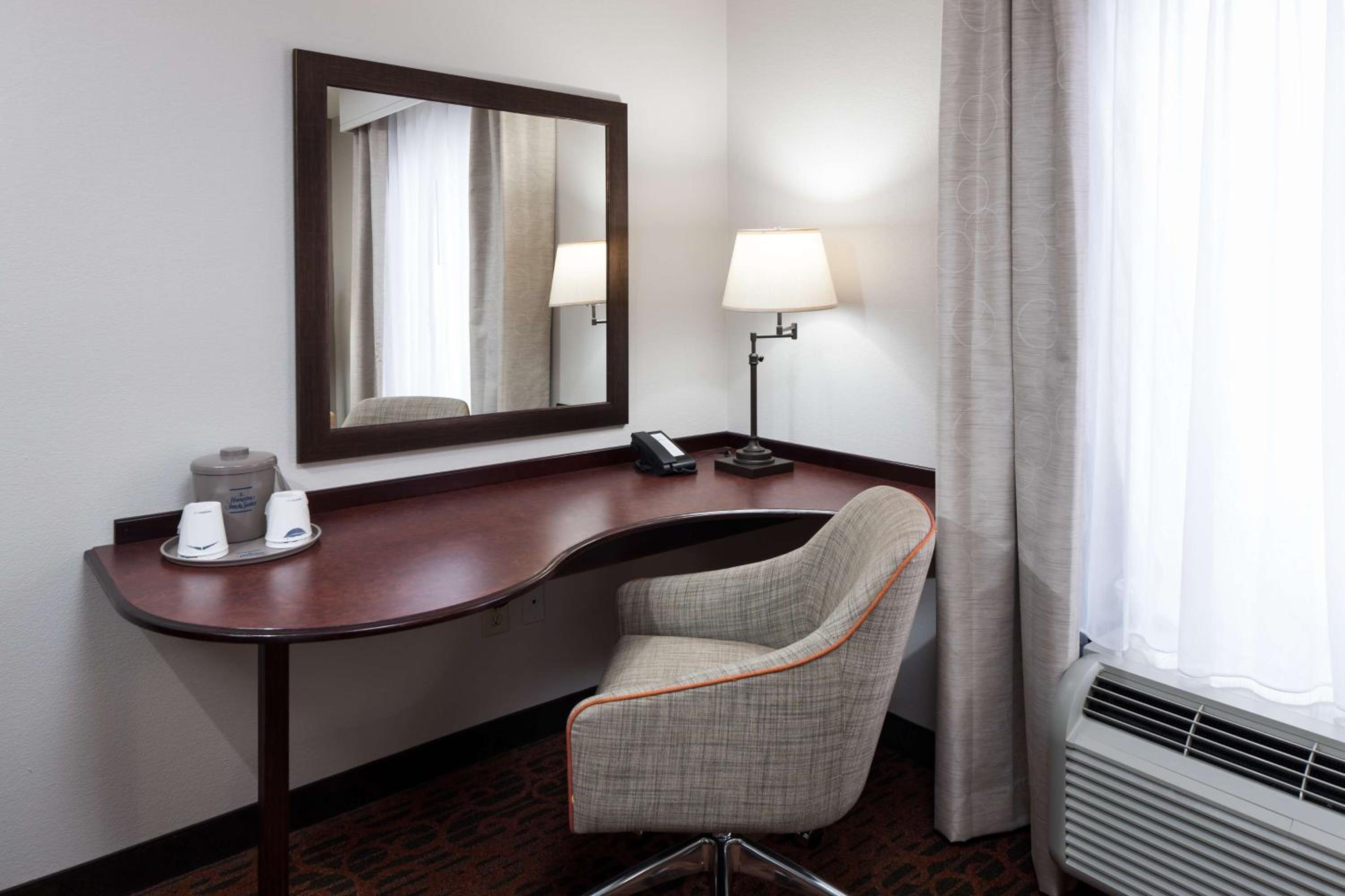 King Room with King Bed - Non-Smoking - Photo 3