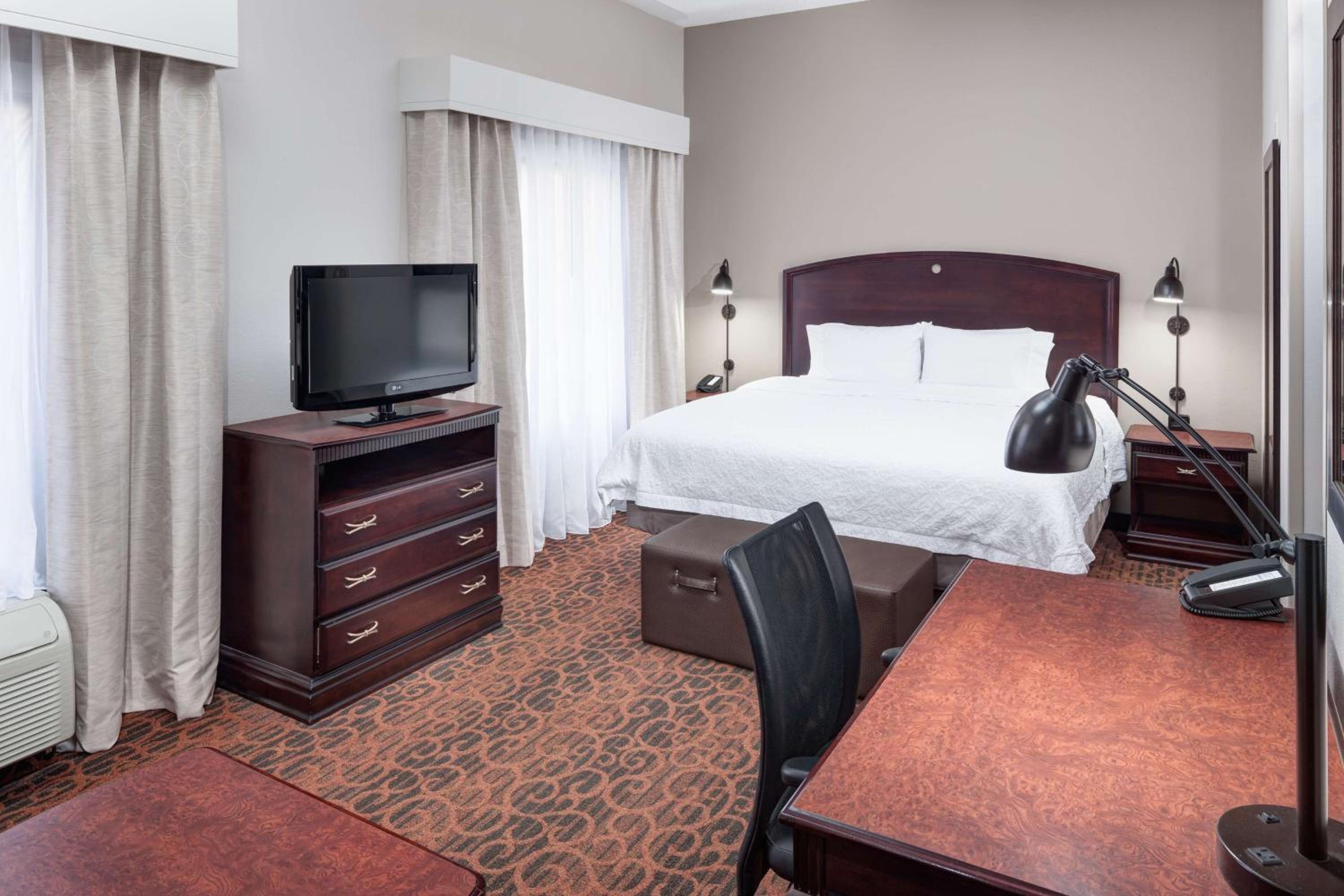 King Studio Suite with Kitchenette - Non-Smoking - Photo 4