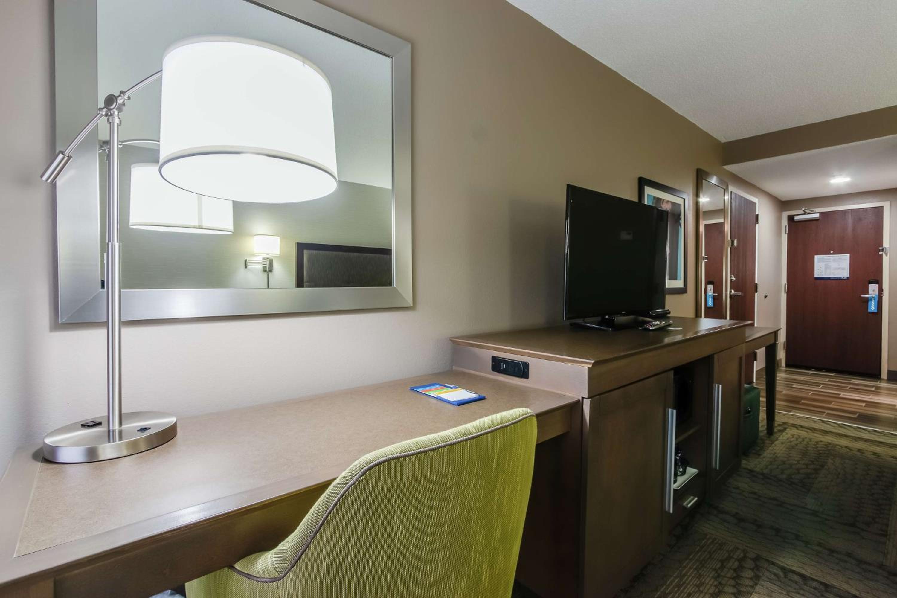 King Room with King Bed - Non-Smoking - Photo 1