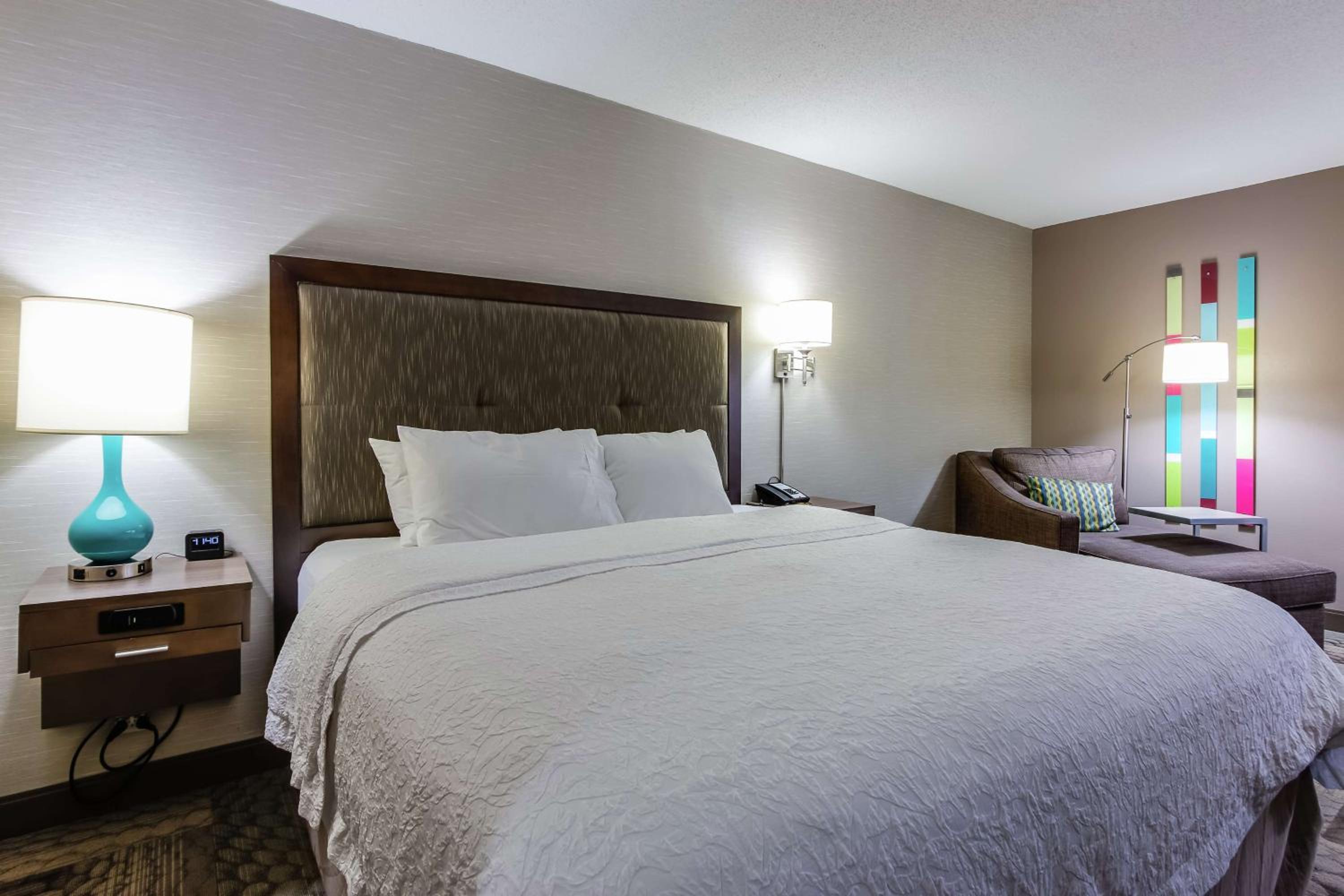 King Room with King Bed - Non-Smoking - Photo 2