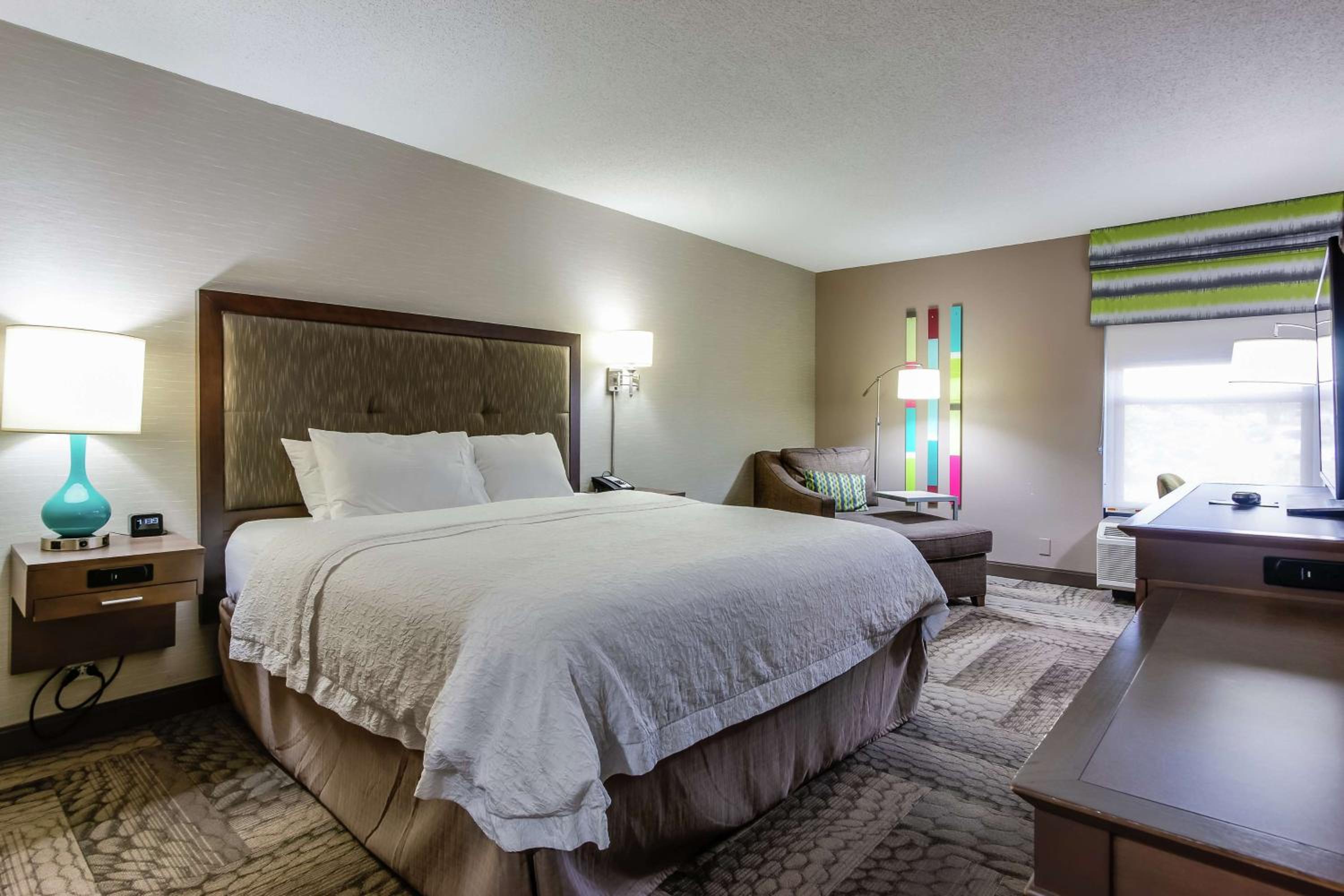 King Room with King Bed - Non-Smoking - Photo 3