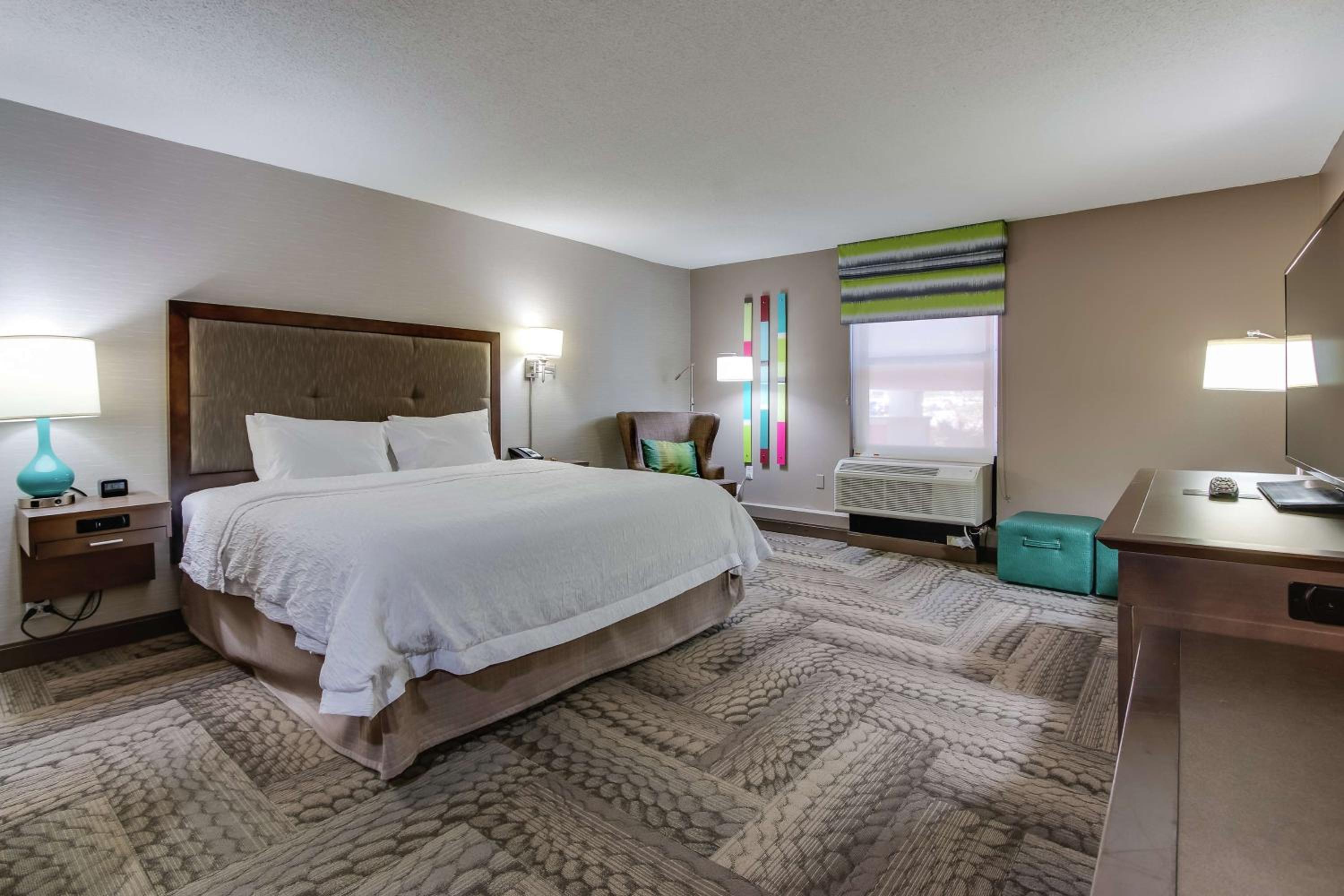 Deluxe King Room - Non-Smoking photo 2