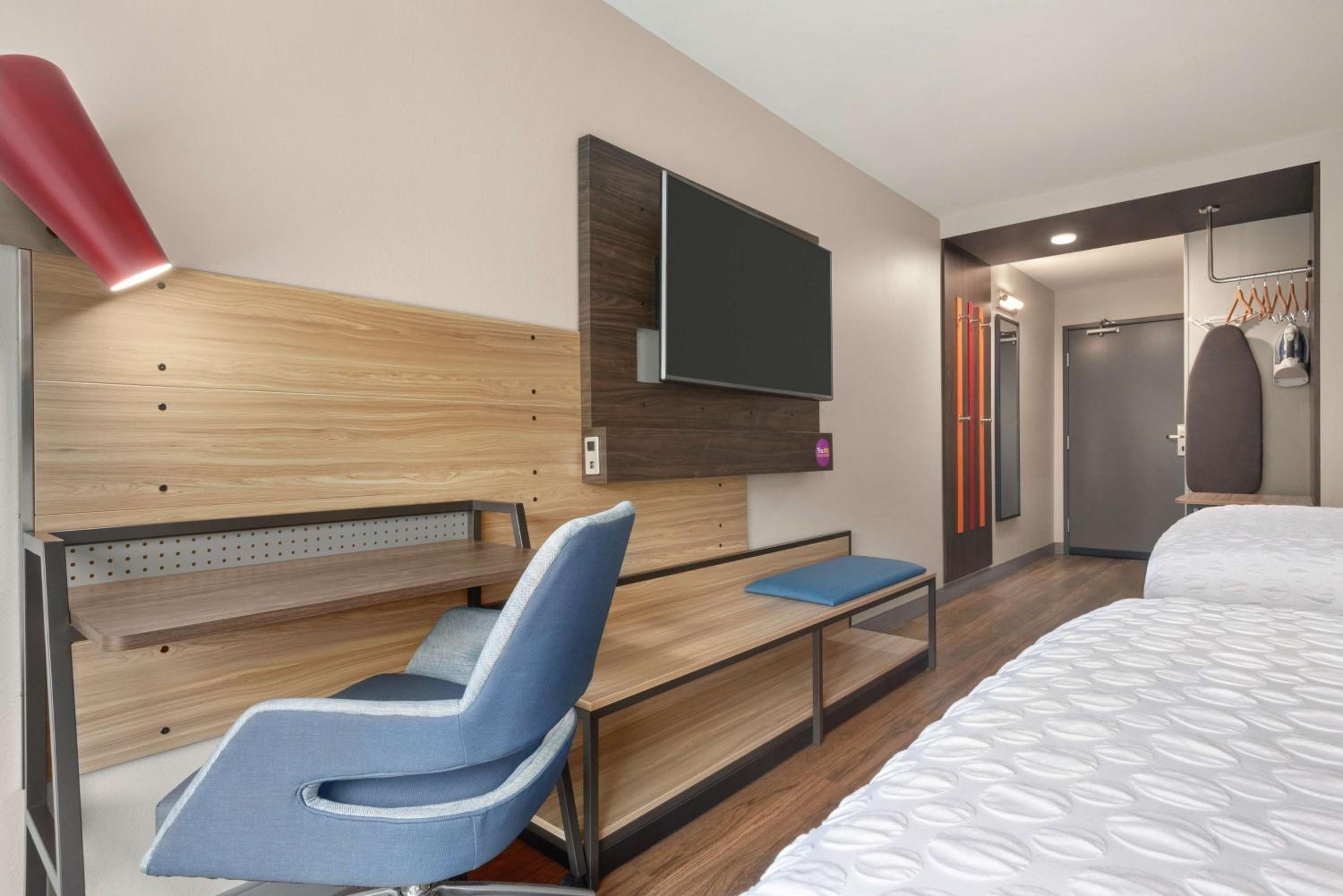 Queen Room with Two Queen Beds - Photo 2