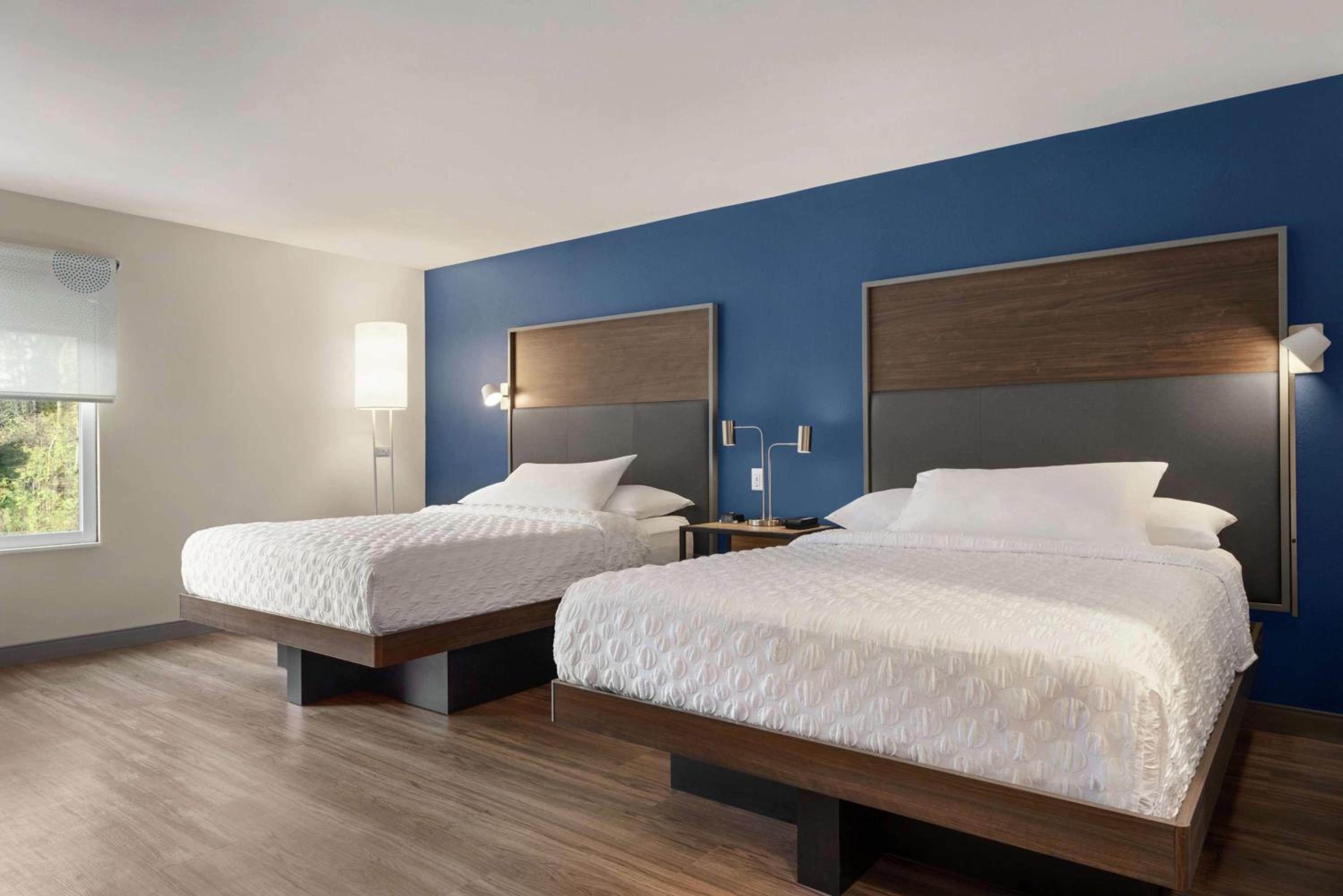 Queen Room with Two Queen Beds and Bath Tub - Mobility Accessible - Photo 3
