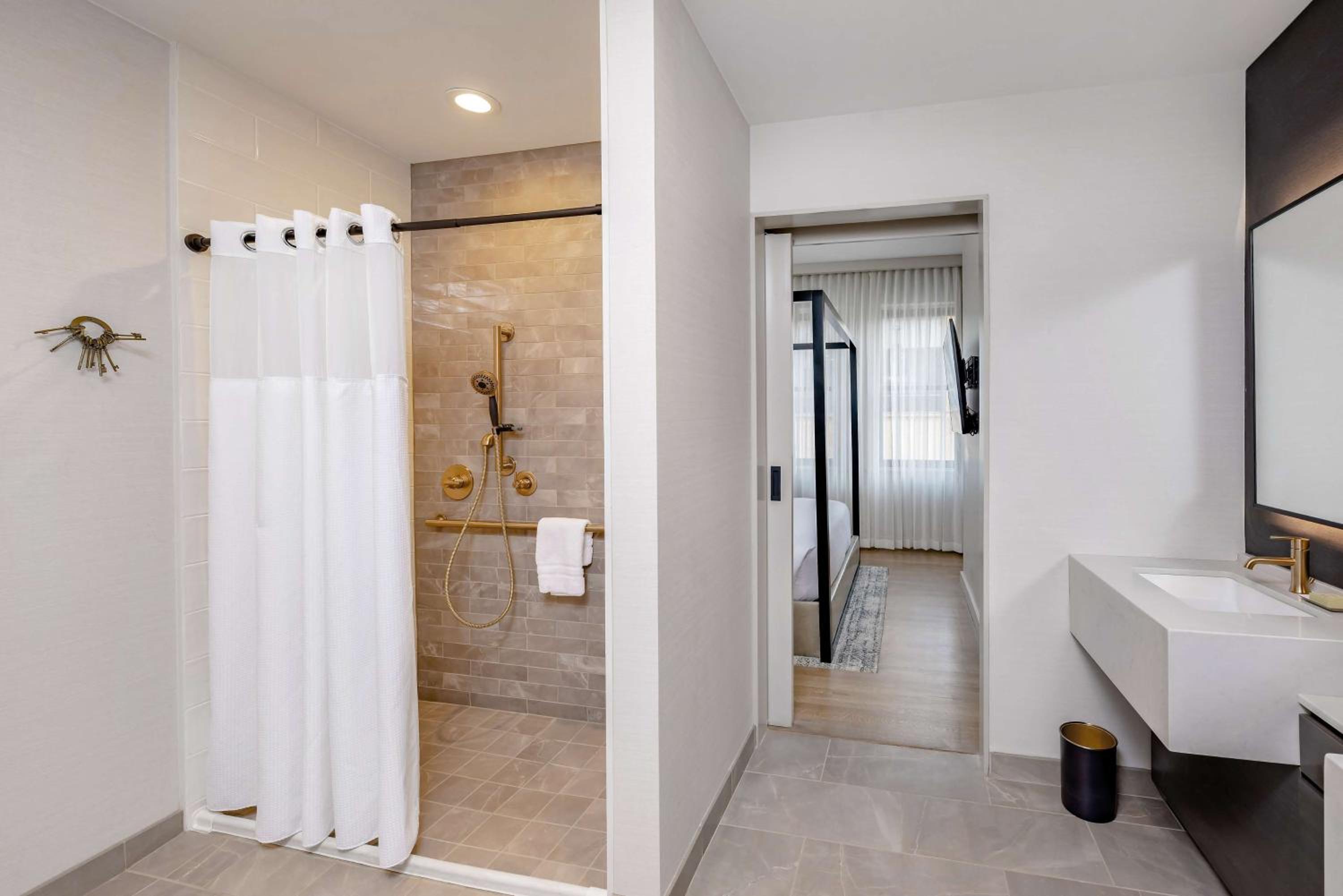 King Room - Hearing Access - Photo 7