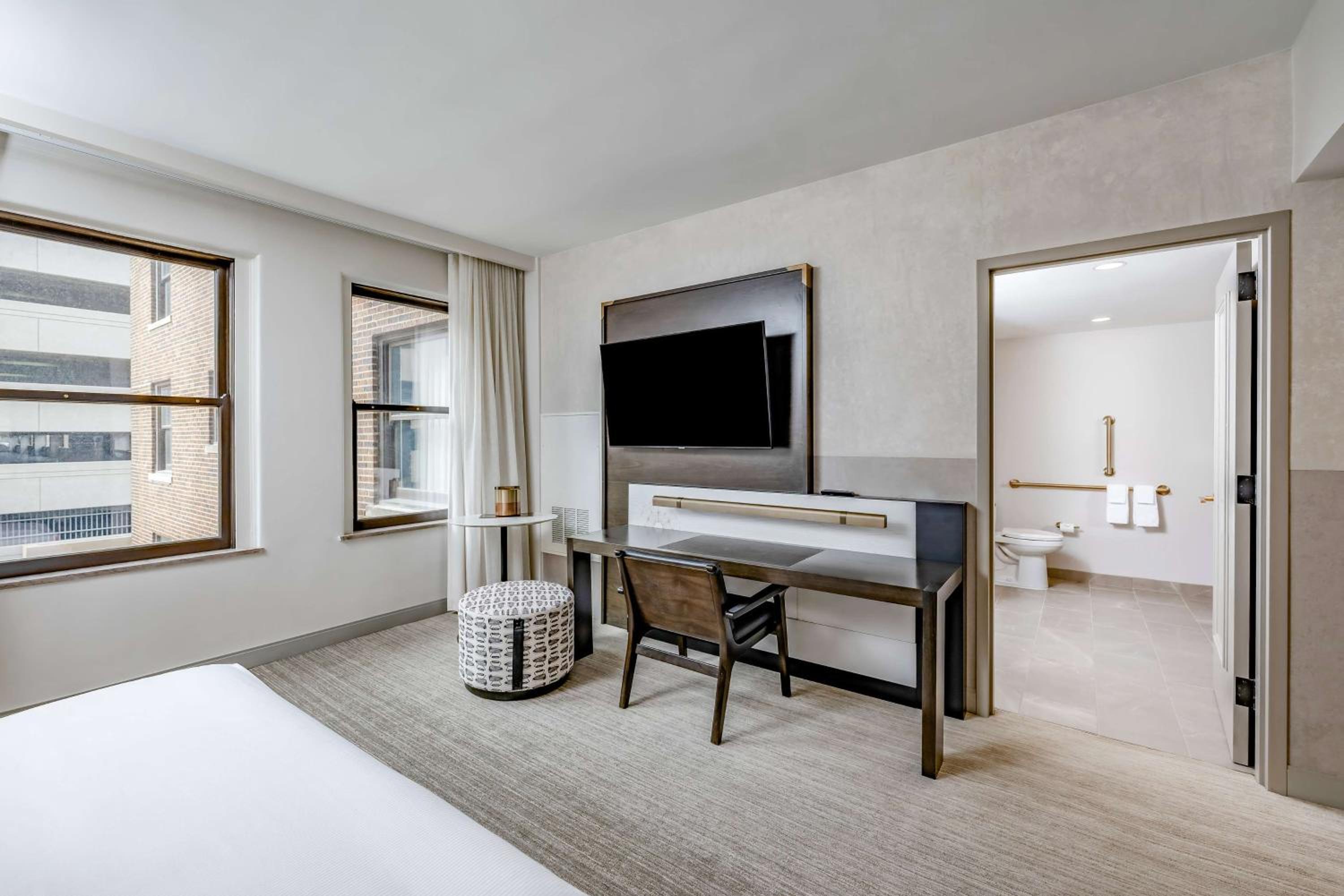 King Room - Hearing Access - Photo 1