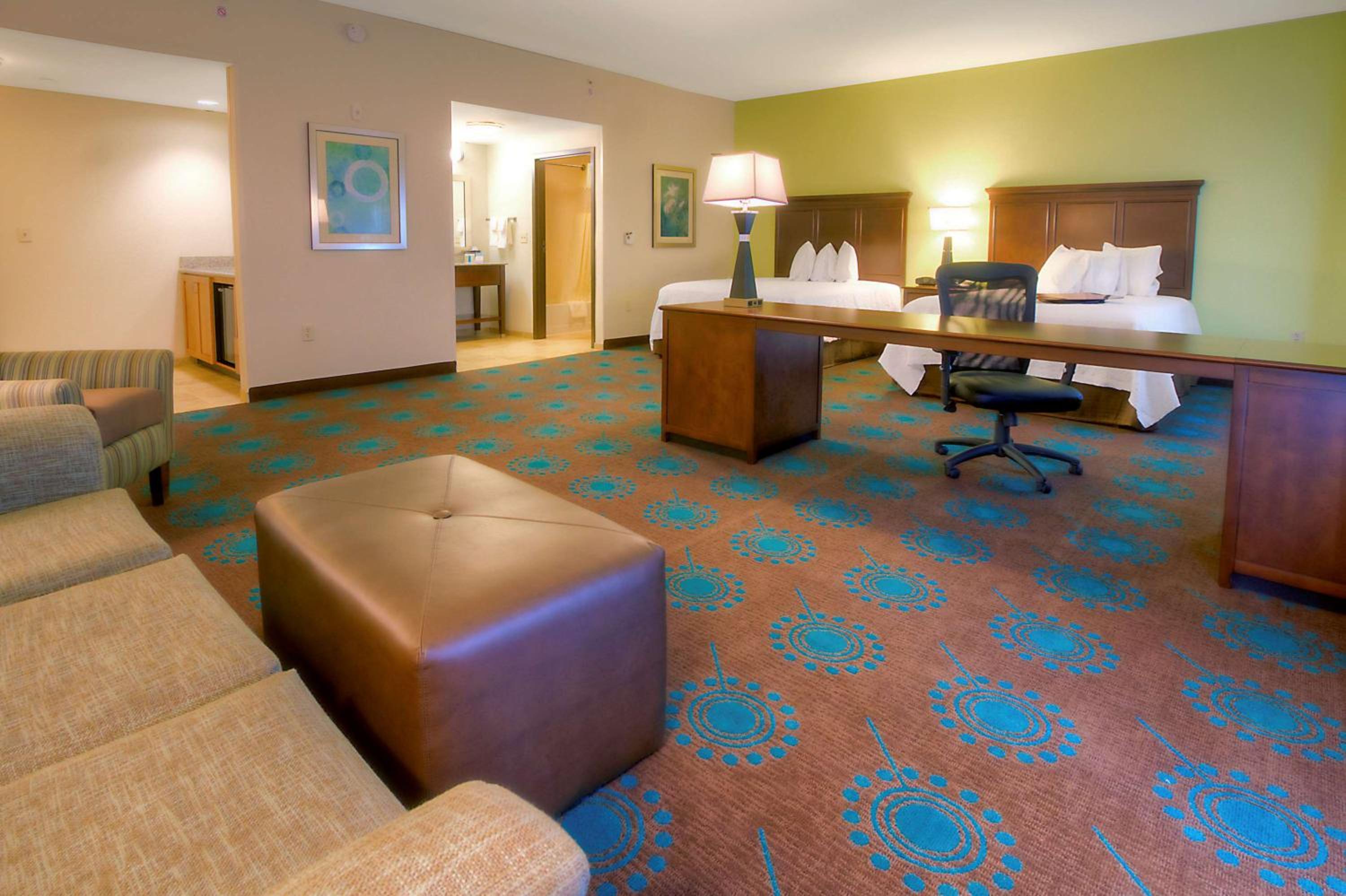 Deluxe Queen Studio Suite with Partial Gulf View - Non-Smoking