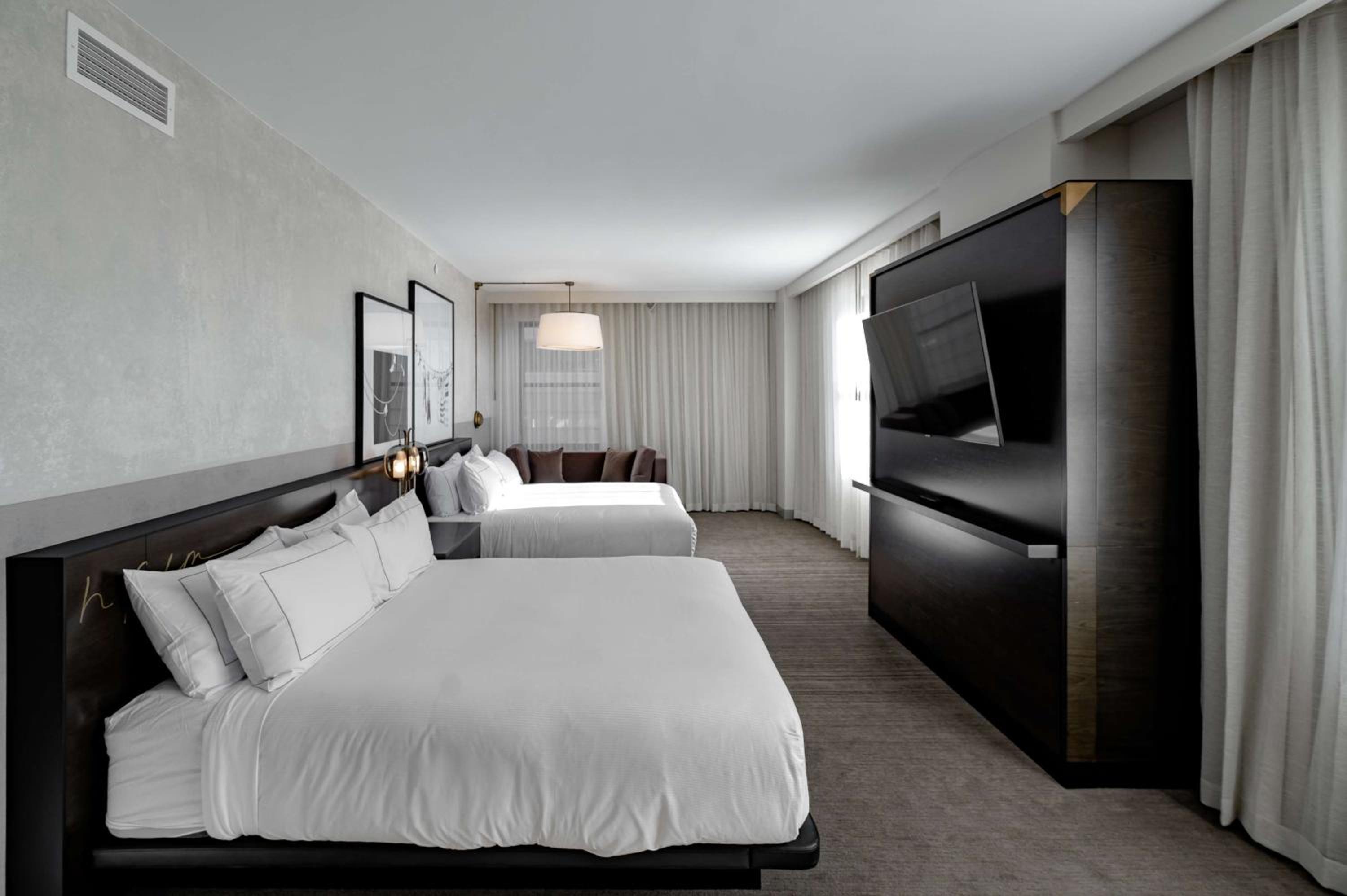 Queen Room with Two Queen Beds - Photo 4