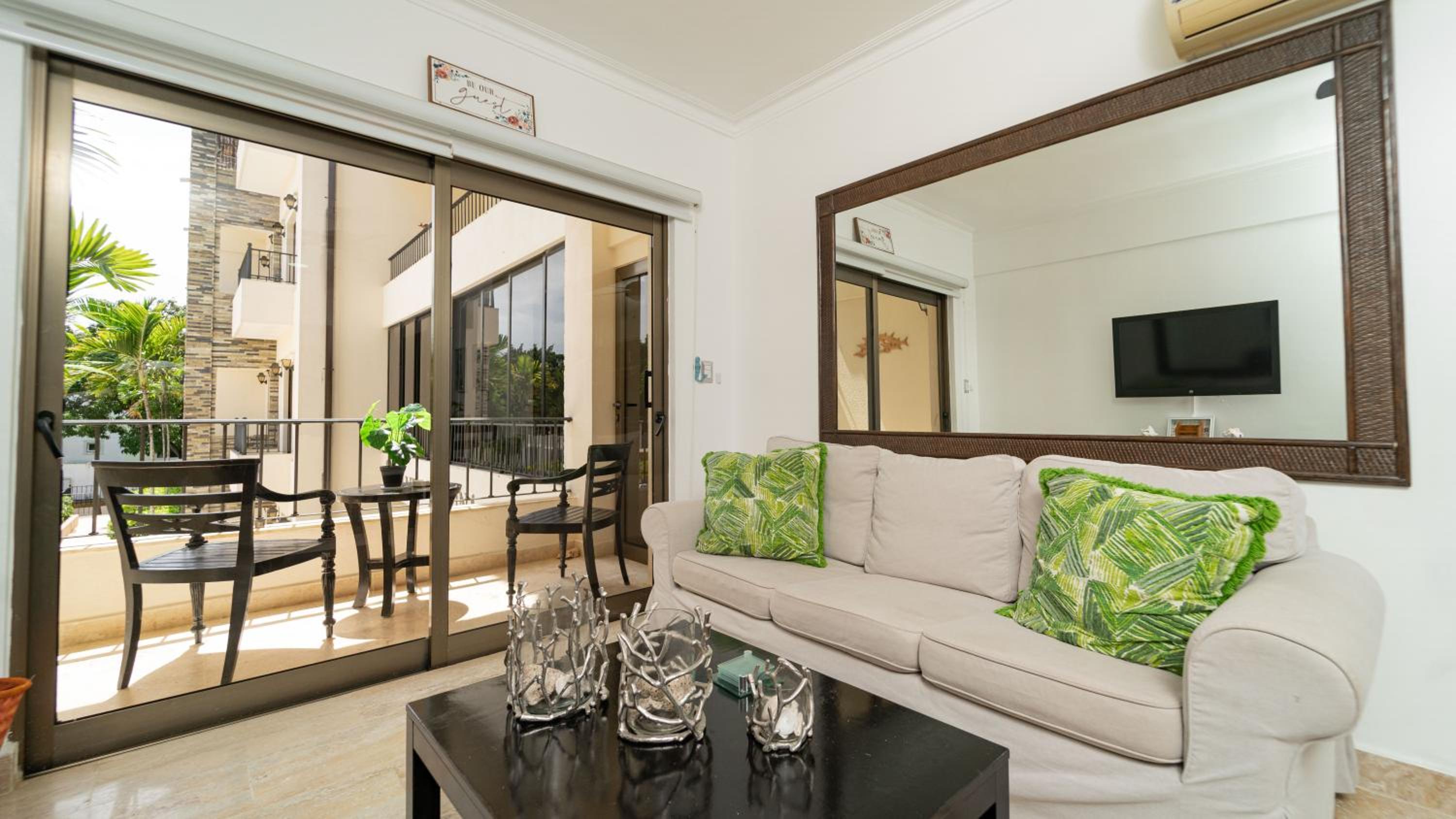 带泳池景观的公寓