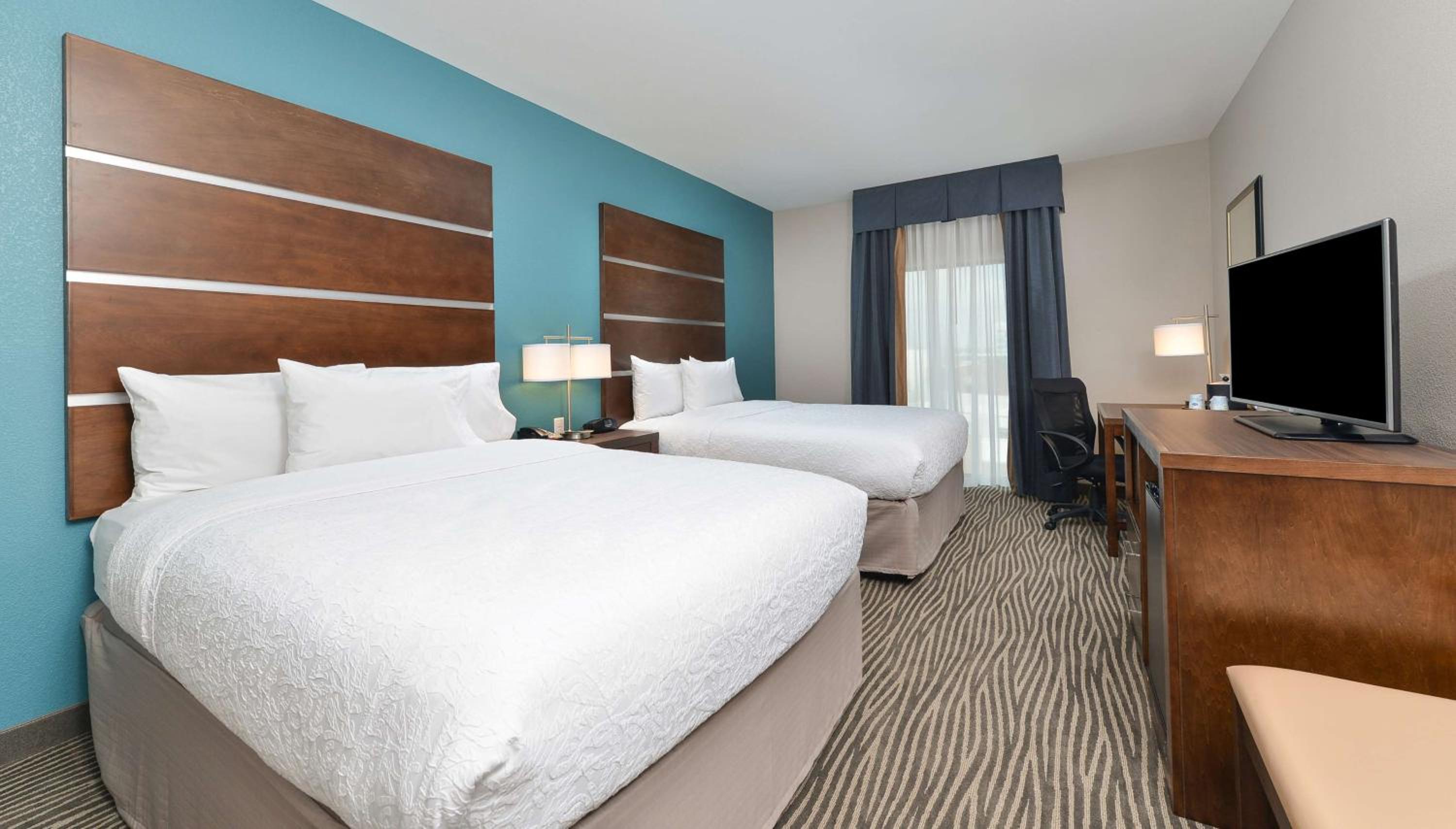 Queen Room with Two Queen Beds - Hearing Access/Non-Smoking photo 2