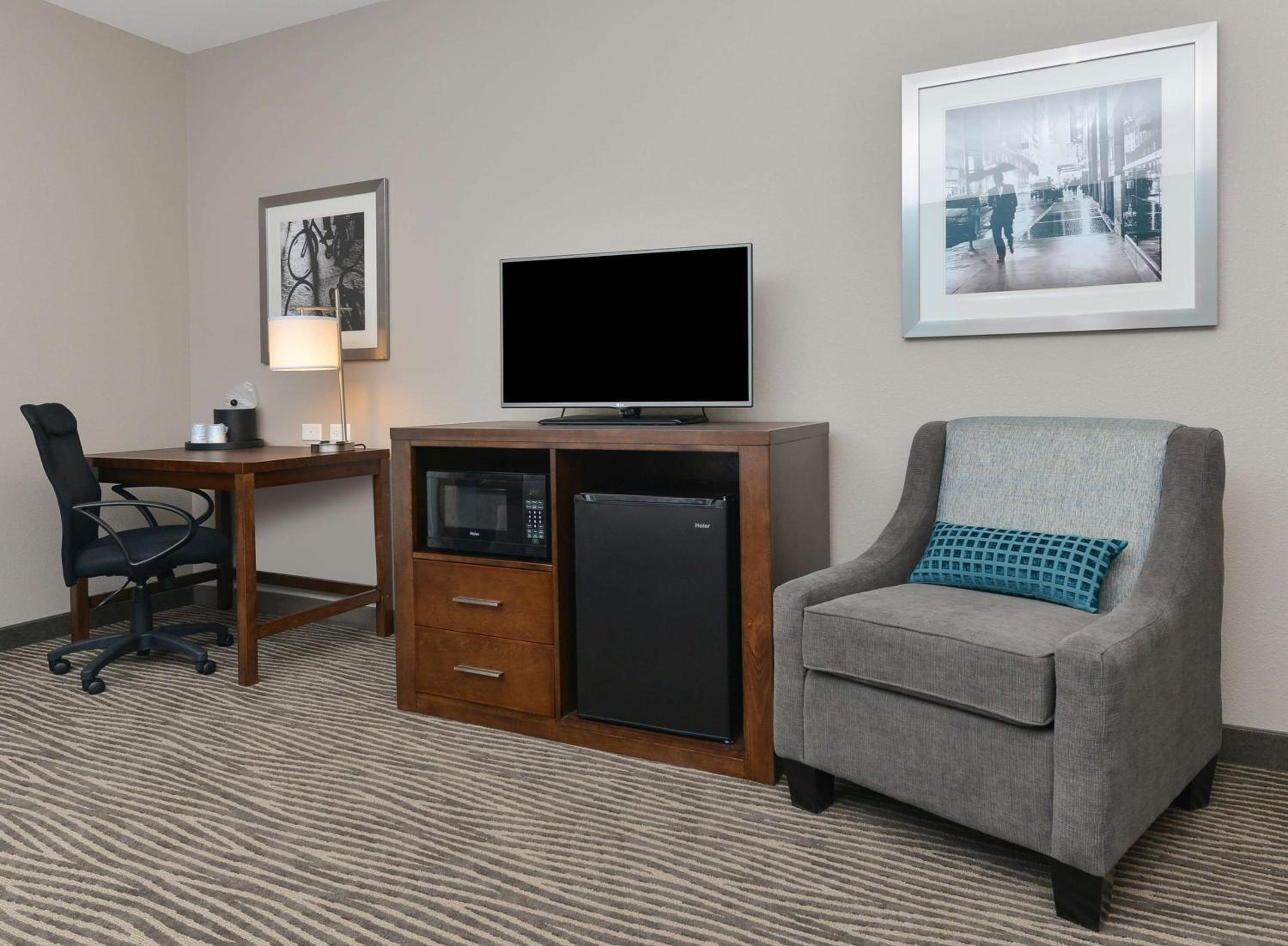 Queen Room with Two Queen Beds - Hearing Access/Non-Smoking photo 3
