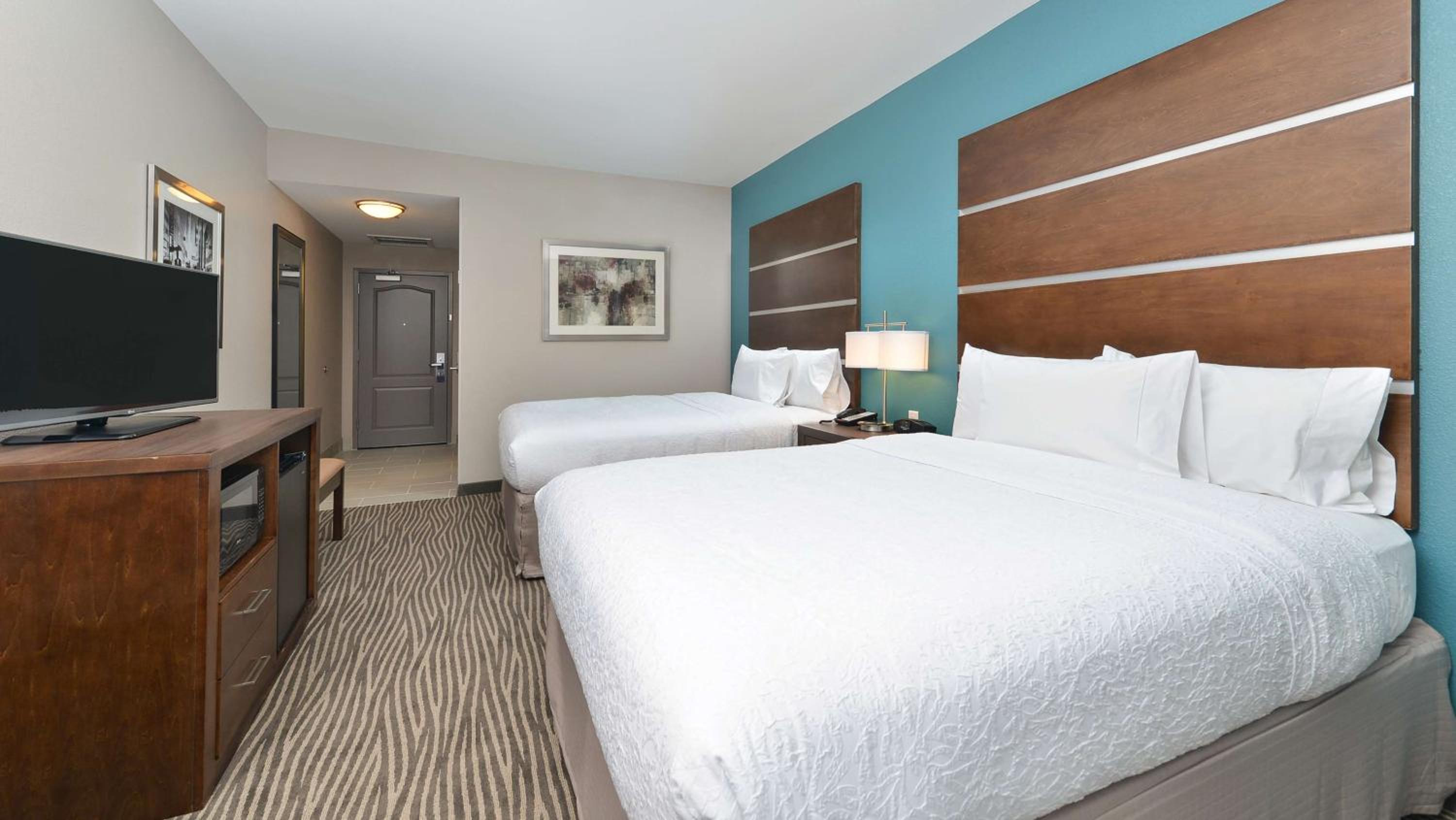 Queen Room with Two Queen Beds with River View photo 3