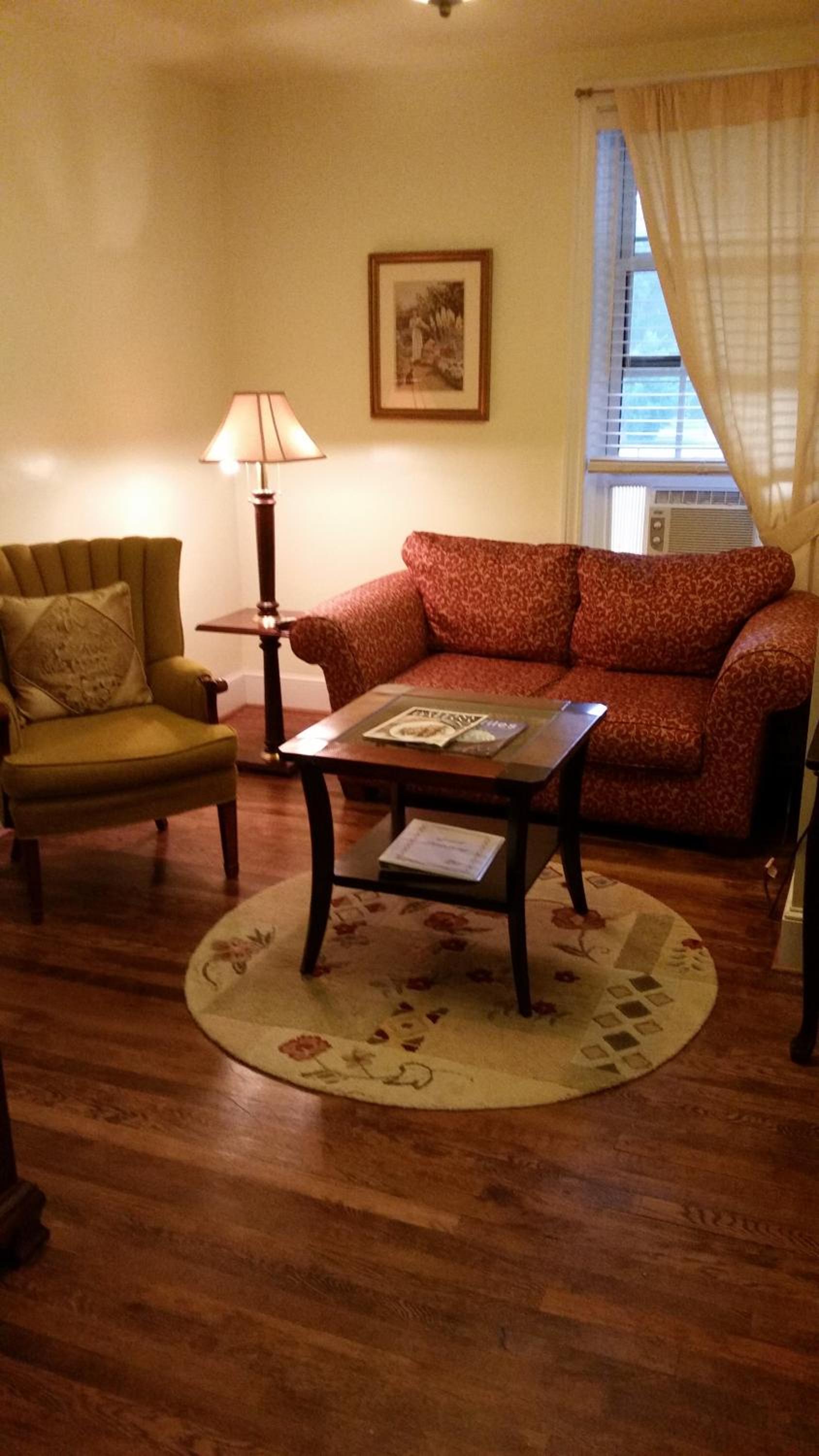Deluxe Queen Suite