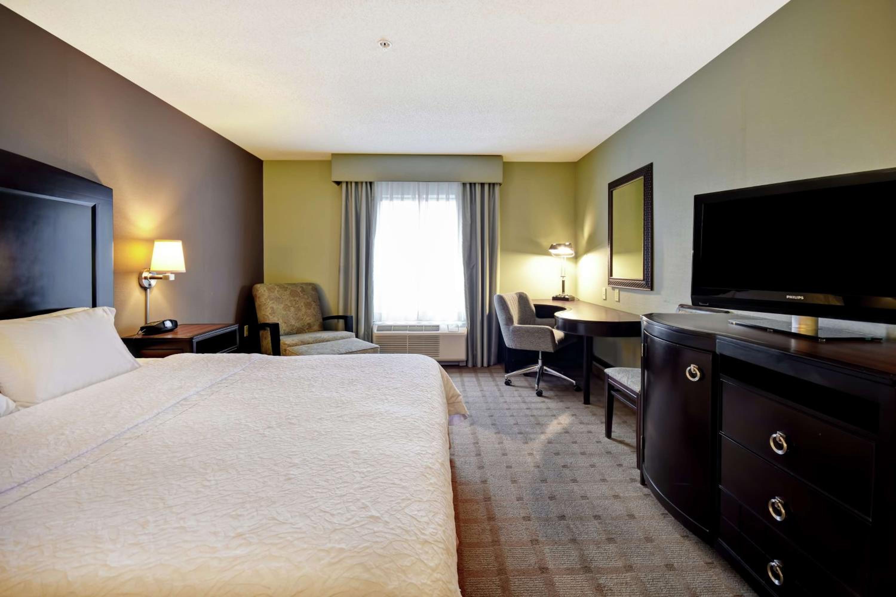 King Room with Roll-In Shower - Mobility Access/Non-Smoking - Photo 2