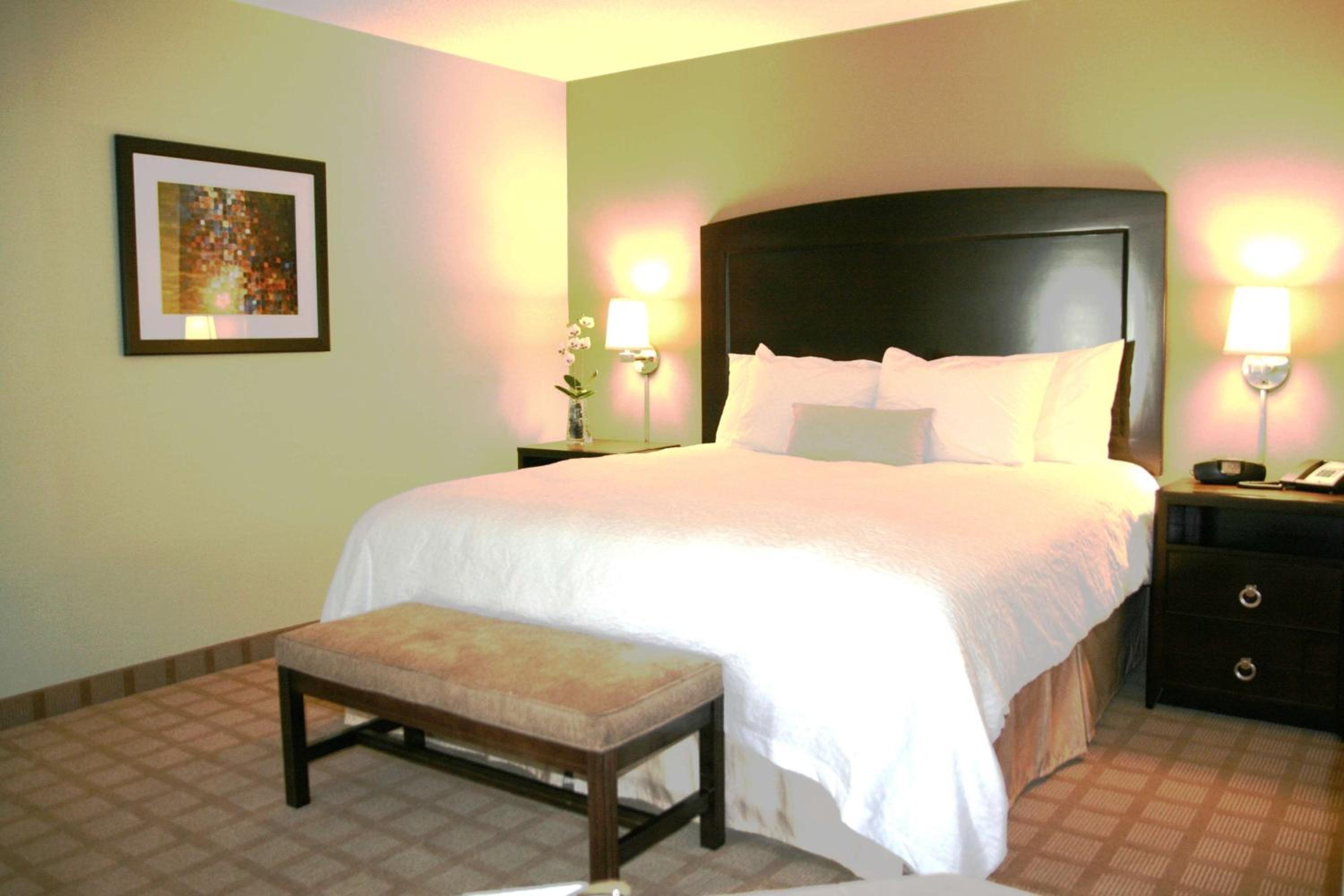 King Room with King Bed - Non-Smoking - Photo 3